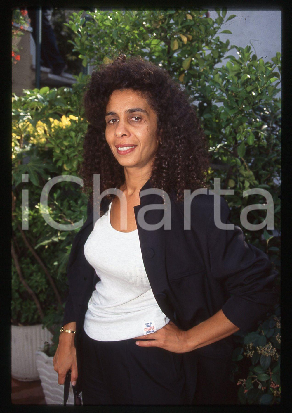 35mm vintage slide* 1997 VIAREGGIO Rachida KRIM al Festival EUROPACINEMA (1)  Diapositiva d'epoca, in formato 35 mm. CONDIZIONI: GOOD  Tutti i diritti riservati.E' severamente vietata la riproduzione. ICharta mette in vendita, sul negozio eBay e in esclusiva sul sito "icharta" il proprio archivio composto da numerose diapositive e negativi fotografici d'epoca, tutti originali e autentici, che attraversano la storia del costume italiano tra gli la fine degli anni Sessanta e Novanta.Si tratta di uno sguardo inedito sull'attualit&agrave;, la politica, la vita quotidiana, il gossip e la cultura, che fotografa il cambiamento della nazione in quest'ultimo scorcio del XX secolo. Un'occasione unica per il mercato del collezionismo, che vede finalmente disponibile un archivio eccezionale per vastit&agrave;, tematiche e condizioni, in un settore (il negativo fotografico e la diapositiva) di assoluta novit&agrave; e dalle interessanti prospettive di investimento.  originale e autentica 1