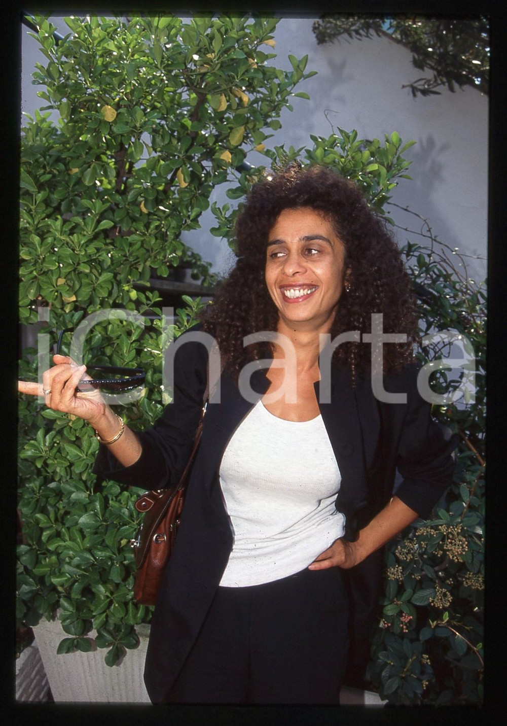 35mm vintage slide* 1997 VIAREGGIO Rachida KRIM al Festival EUROPACINEMA 3  Diapositiva d'epoca, in formato 35 mm. CONDIZIONI: GOOD Tutti i diritti riservati.E' severamente vietata la riproduzione. ICharta mette in vendita, sul negozio eBay e in esclusiva sul sito "icharta" il proprio archivio composto da numerose diapositive e negativi fotografici d'epoca, tutti originali e autentici, che attraversano la storia del costume italiano tra gli la fine degli anni Sessanta e Novanta.Si tratta di uno sguardo inedito sull'attualit&agrave;, la politica, la vita quotidiana, il gossip e la cultura, che fotografa il cambiamento della nazione in quest'ultimo scorcio del XX secolo. Un'occasione unica per il mercato del collezionismo, che vede finalmente disponibile un archivio eccezionale per vastit&agrave;, tematiche e condizioni, in un settore (il negativo fotografico e la diapositiva) di assoluta novit&agrave; e dalle interessanti prospettive di investimento.  originale e autentica 1