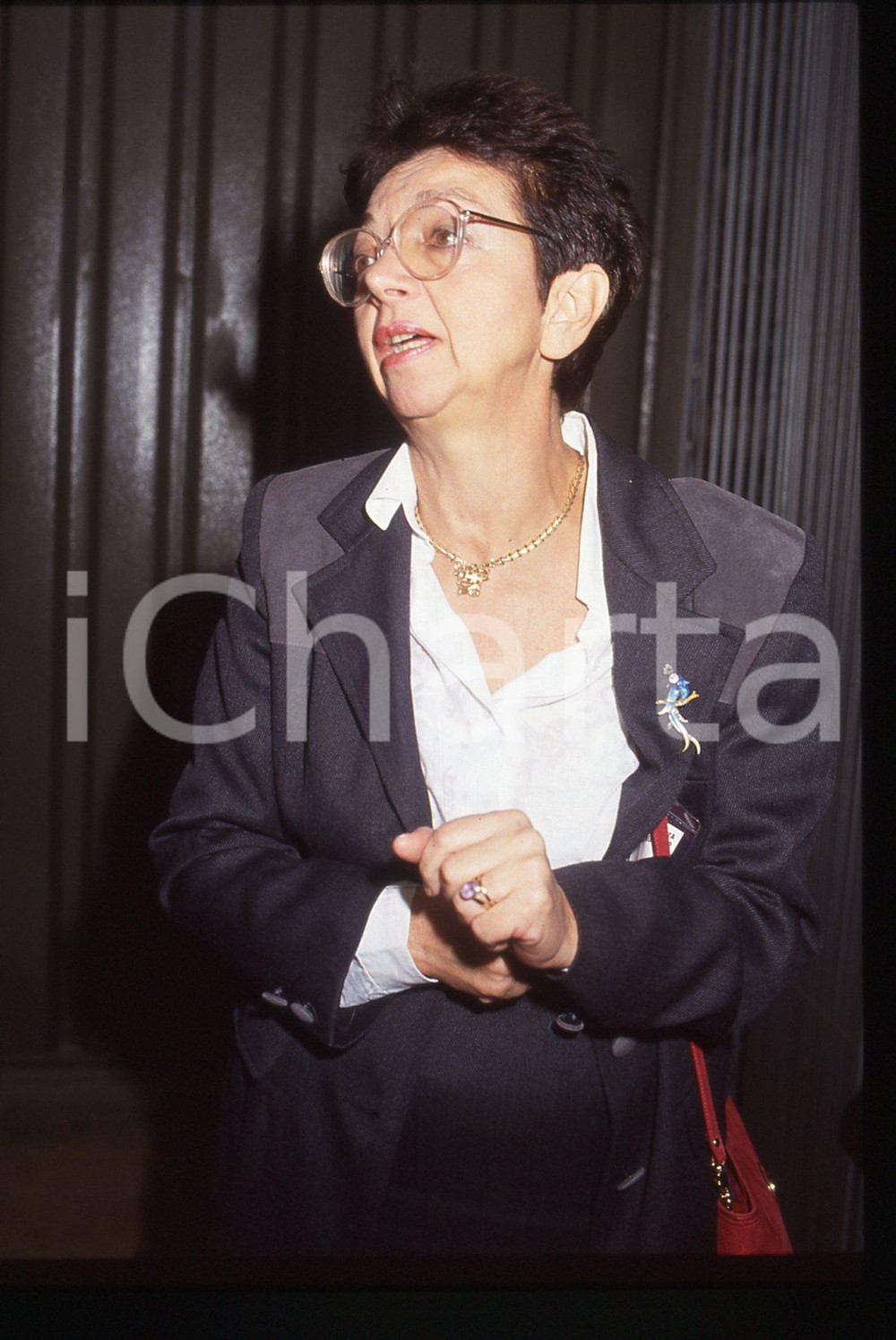 35mm vintage slide* 1993 POLITICA Luisa LA MALFA alla Direzione Nazionale PRI 2  Diapositiva d'epoca, in formato 35 mm.  CONDIZIONI: GOOD Tutti i diritti riservati.E' severamente vietata la riproduzione. ICharta mette in vendita, sul negozio eBay e in esclusiva sul sito "icharta" il proprio archivio composto da numerose diapositive e negativi fotografici d'epoca, tutti originali e autentici, che attraversano la storia del costume italiano tra gli la fine degli anni Sessanta e Novanta.Si tratta di uno sguardo inedito sull'attualit&agrave;, la politica, la vita quotidiana, il gossip e la cultura, che fotografa il cambiamento della nazione in quest'ultimo scorcio del XX secolo. Un'occasione unica per il mercato del collezionismo, che vede finalmente disponibile un archivio eccezionale per vastit&agrave;, tematiche e condizioni, in un settore (il negativo fotografico e la diapositiva) di assoluta novit&agrave; e dalle interessanti prospettive di investimento.  originale e autentica 1