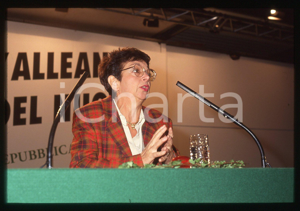 35mm vintage slide* 1993 POLITICA Luisa LA MALFA alla Direzione Nazionale PRI 3  Diapositiva d'epoca, in formato 35 mm.  CONDIZIONI: GOOD Tutti i diritti riservati.E' severamente vietata la riproduzione. ICharta mette in vendita, sul negozio eBay e in esclusiva sul sito "icharta" il proprio archivio composto da numerose diapositive e negativi fotografici d'epoca, tutti originali e autentici, che attraversano la storia del costume italiano tra gli la fine degli anni Sessanta e Novanta.Si tratta di uno sguardo inedito sull'attualit&agrave;, la politica, la vita quotidiana, il gossip e la cultura, che fotografa il cambiamento della nazione in quest'ultimo scorcio del XX secolo. Un'occasione unica per il mercato del collezionismo, che vede finalmente disponibile un archivio eccezionale per vastit&agrave;, tematiche e condizioni, in un settore (il negativo fotografico e la diapositiva) di assoluta novit&agrave; e dalle interessanti prospettive di investimento.  originale e autentica 1