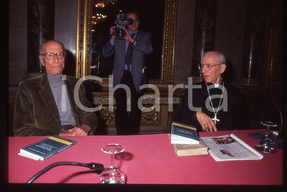 35mm vintage slide* 1995 MILANO Indro MONTANELLI Cardinale Ersilio TONINI (1)  Diapositiva d'epoca, in formato 35 mm. Nella diapositiva compaiono Indro Montanelli e il cardinale Ersilio Tonini, in occasione della presentazione del libro di Giancarlo Mazzucca "Indro Montanelli: la mia 'Voce'", a Milano. CONDIZIONI: GOOD Tutti i diritti riservati.E' severamente vietata la riproduzione. ICharta mette in vendita, sul negozio eBay e in esclusiva sul sito "icharta" il proprio archivio composto da numerose diapositive e negativi fotografici d'epoca, tutti originali e autentici, che attraversano la storia del costume italiano tra gli la fine degli anni Sessanta e Novanta.Si tratta di uno sguardo inedito sull'attualit&agrave;, la politica, la vita quotidiana, il gossip e la cultura, che fotografa il cambiamento della nazione in quest'ultimo scorcio del XX secolo. Un'occasione unica per il mercato del collezionismo, che vede finalmente disponibile un archivio eccezionale per vastit&agrave;, tematiche e condizioni, in un settore (il negativo fotografico e la diapositiva) di assoluta novit&agrave; e dalle interessanti prospettive di investimento.  originale e autentica 1