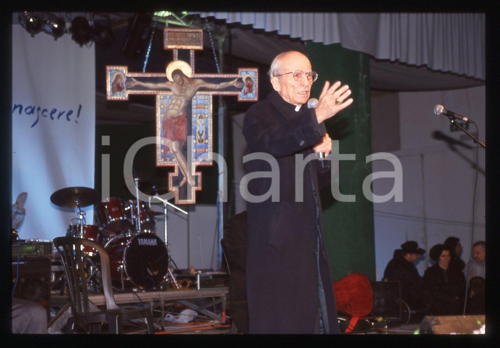 35mm vintage slide* 1999 SANREMO Cardinale Ersilio TONINI Meeting GIOVANI 2000 2  Diapositiva d'epoca, in formato 35 mm. Nella diapositiva compare il cardinale Ersilio Tonini in occasione del meeting "Giovani 2000: lasciateci nascere", svoltosi tra il 26 e il 27 novembre 1999 a Sanremo.CONDIZIONI: GOOD Tutti i diritti riservati.E' severamente vietata la riproduzione. ICharta mette in vendita, sul negozio eBay e in esclusiva sul sito "icharta" il proprio archivio composto da numerose diapositive e negativi fotografici d'epoca, tutti originali e autentici, che attraversano la storia del costume italiano tra gli la fine degli anni Sessanta e Novanta.Si tratta di uno sguardo inedito sull'attualit&agrave;, la politica, la vita quotidiana, il gossip e la cultura, che fotografa il cambiamento della nazione in quest'ultimo scorcio del XX secolo. Un'occasione unica per il mercato del collezionismo, che vede finalmente disponibile un archivio eccezionale per vastit&agrave;, tematiche e condizioni, in un settore (il negativo fotografico e la diapositiva) di assoluta novit&agrave; e dalle interessanti prospettive di investimento.  originale e autentica 1