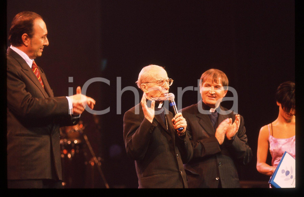 35mm vintage slide* 1999 SANREMO Cardinale Ersilio TONINI Ettore ANDENNA (2)  Diapositiva d'epoca, in formato 35 mm.  Nella diapositiva compare il cardinale Ersilio Tonini ed Ettore Andenna in occasione del meeting "Giovani 2000: lasciateci nascere", svoltosi tra il 26 e il 27 novembre 1999 a Sanremo.CONDIZIONI: GOOD Tutti i diritti riservati.E' severamente vietata la riproduzione. ICharta mette in vendita, sul negozio eBay e in esclusiva sul sito "icharta" il proprio archivio composto da numerose diapositive e negativi fotografici d'epoca, tutti originali e autentici, che attraversano la storia del costume italiano tra gli la fine degli anni Sessanta e Novanta.Si tratta di uno sguardo inedito sull'attualit&agrave;, la politica, la vita quotidiana, il gossip e la cultura, che fotografa il cambiamento della nazione in quest'ultimo scorcio del XX secolo. Un'occasione unica per il mercato del collezionismo, che vede finalmente disponibile un archivio eccezionale per vastit&agrave;, tematiche e condizioni, in un settore (il negativo fotografico e la diapositiva) di assoluta novit&agrave; e dalle interessanti prospettive di investimento.  originale e autentica 1