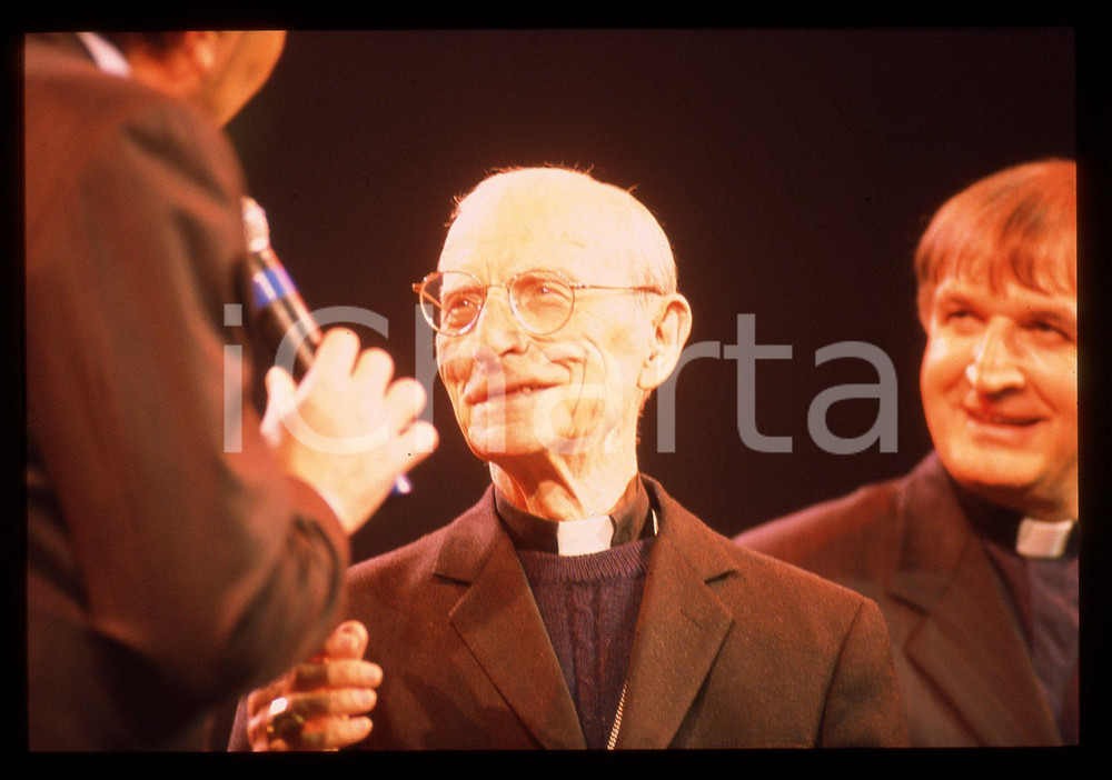 35mm vintage slide* 1999 SANREMO Cardinale Ersilio TONINI Meeting GIOVANI 2000 3  Diapositiva d'epoca, in formato 35 mm. Nella diapositiva compare il cardinale Ersilio Tonini in occasione del meeting "Giovani 2000: lasciateci nascere", svoltosi tra il 26 e il 27 novembre 1999 a Sanremo.CONDIZIONI: GOOD Tutti i diritti riservati.E' severamente vietata la riproduzione. ICharta mette in vendita, sul negozio eBay e in esclusiva sul sito "icharta" il proprio archivio composto da numerose diapositive e negativi fotografici d'epoca, tutti originali e autentici, che attraversano la storia del costume italiano tra gli la fine degli anni Sessanta e Novanta.Si tratta di uno sguardo inedito sull'attualit&agrave;, la politica, la vita quotidiana, il gossip e la cultura, che fotografa il cambiamento della nazione in quest'ultimo scorcio del XX secolo. Un'occasione unica per il mercato del collezionismo, che vede finalmente disponibile un archivio eccezionale per vastit&agrave;, tematiche e condizioni, in un settore (il negativo fotografico e la diapositiva) di assoluta novit&agrave; e dalle interessanti prospettive di investimento.  originale e autentica 1