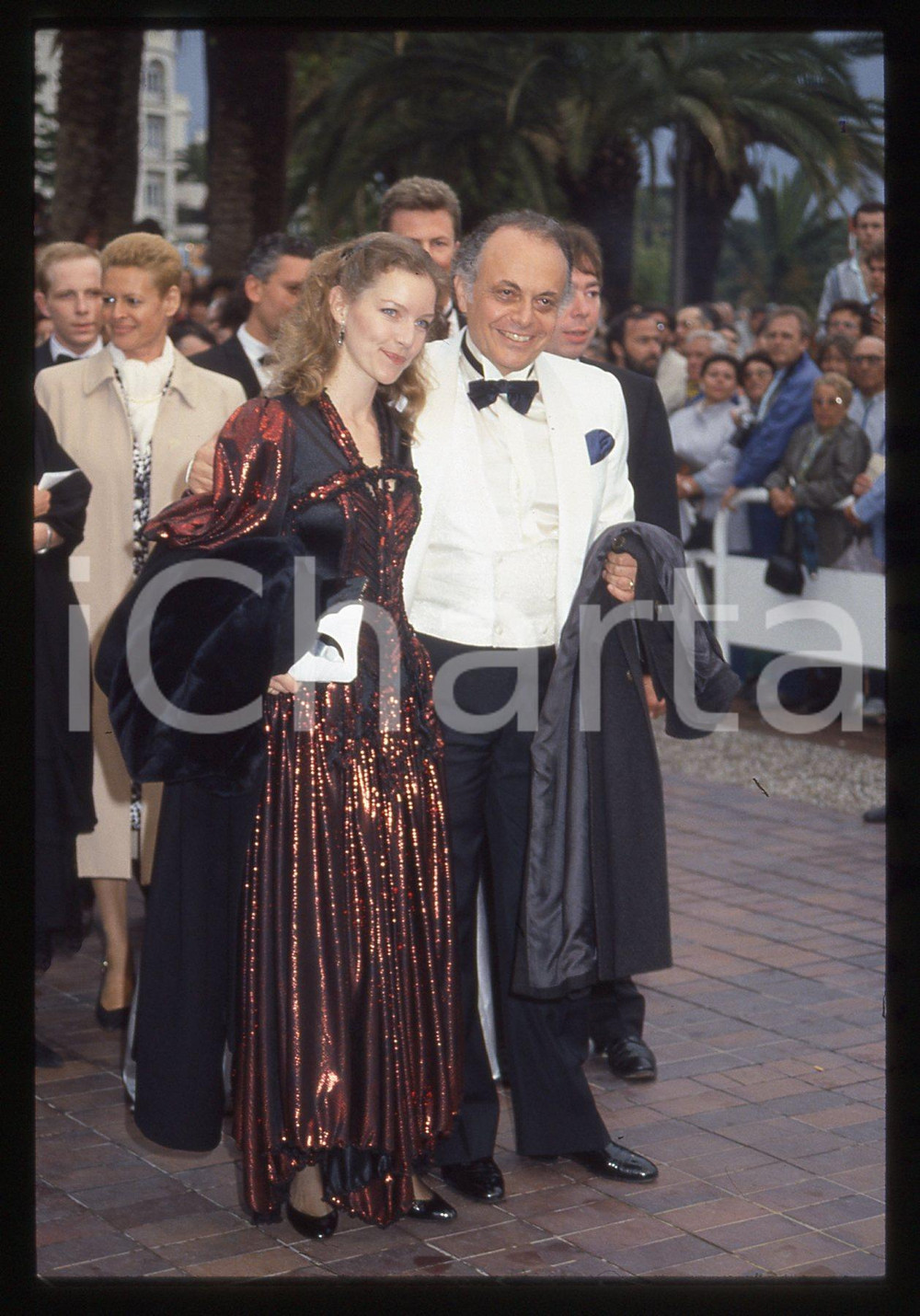 35mm vintage slide* 1987 CANNES Lorin MAAZEL Dietlinde TURBAN - Ritratto (1)  Diapositiva d'epoca, in formato 35 mm.CONDIZIONI: GOOD Tutti i diritti riservati.E' severamente vietata la riproduzione. ICharta mette in vendita, sul negozio eBay e in esclusiva sul sito "icharta" il proprio archivio composto da numerose diapositive e negativi fotografici d'epoca, tutti originali e autentici, che attraversano la storia del costume italiano tra gli la fine degli anni Sessanta e Novanta.Si tratta di uno sguardo inedito sull'attualit&agrave;, la politica, la vita quotidiana, il gossip e la cultura, che fotografa il cambiamento della nazione in quest'ultimo scorcio del XX secolo. Un'occasione unica per il mercato del collezionismo, che vede finalmente disponibile un archivio eccezionale per vastit&agrave;, tematiche e condizioni, in un settore (il negativo fotografico e la diapositiva) di assoluta novit&agrave; e dalle interessanti prospettive di investimento.  originale e autentica 1