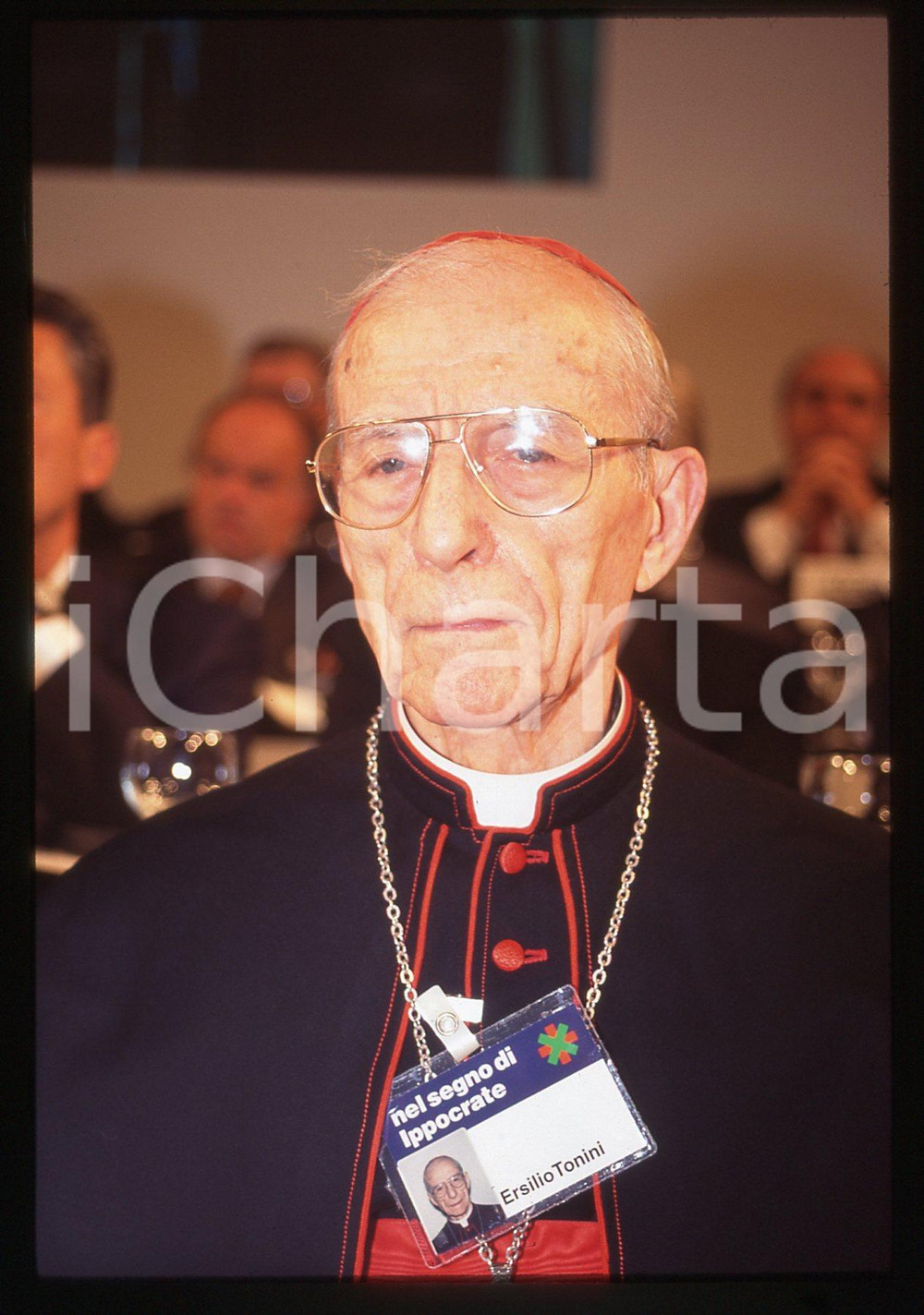 35mm vintage slide* 1995 RIMINI Ersilio TONINI Evento NEL SEGNO DI IPPOCRATE *2  Diapositiva d'epoca, in formato 35 mm. La diapositiva riprende il cardinale Ersilio Tonini durante il convegno "Nel segno di Ippocrate. Scienza politica, economia, comunicazione alla ricerca di nuovi equilibri per la vita e la salute dell'uomo", svoltosi tra il 14 e il 17 ottobre 1995 a Rimini. CONDIZIONI: GOOD Tutti i diritti riservati.E' severamente vietata la riproduzione. ICharta mette in vendita, sul negozio eBay e in esclusiva sul sito "icharta" il proprio archivio composto da numerose diapositive e negativi fotografici d'epoca, tutti originali e autentici, che attraversano la storia del costume italiano tra gli la fine degli anni Sessanta e Novanta.Si tratta di uno sguardo inedito sull'attualit&agrave;, la politica, la vita quotidiana, il gossip e la cultura, che fotografa il cambiamento della nazione in quest'ultimo scorcio del XX secolo. Un'occasione unica per il mercato del collezionismo, che vede finalmente disponibile un archivio eccezionale per vastit&agrave;, tematiche e condizioni, in un settore (il negativo fotografico e la diapositiva) di assoluta novit&agrave; e dalle interessanti prospettive di investimento.  originale e autentica 1