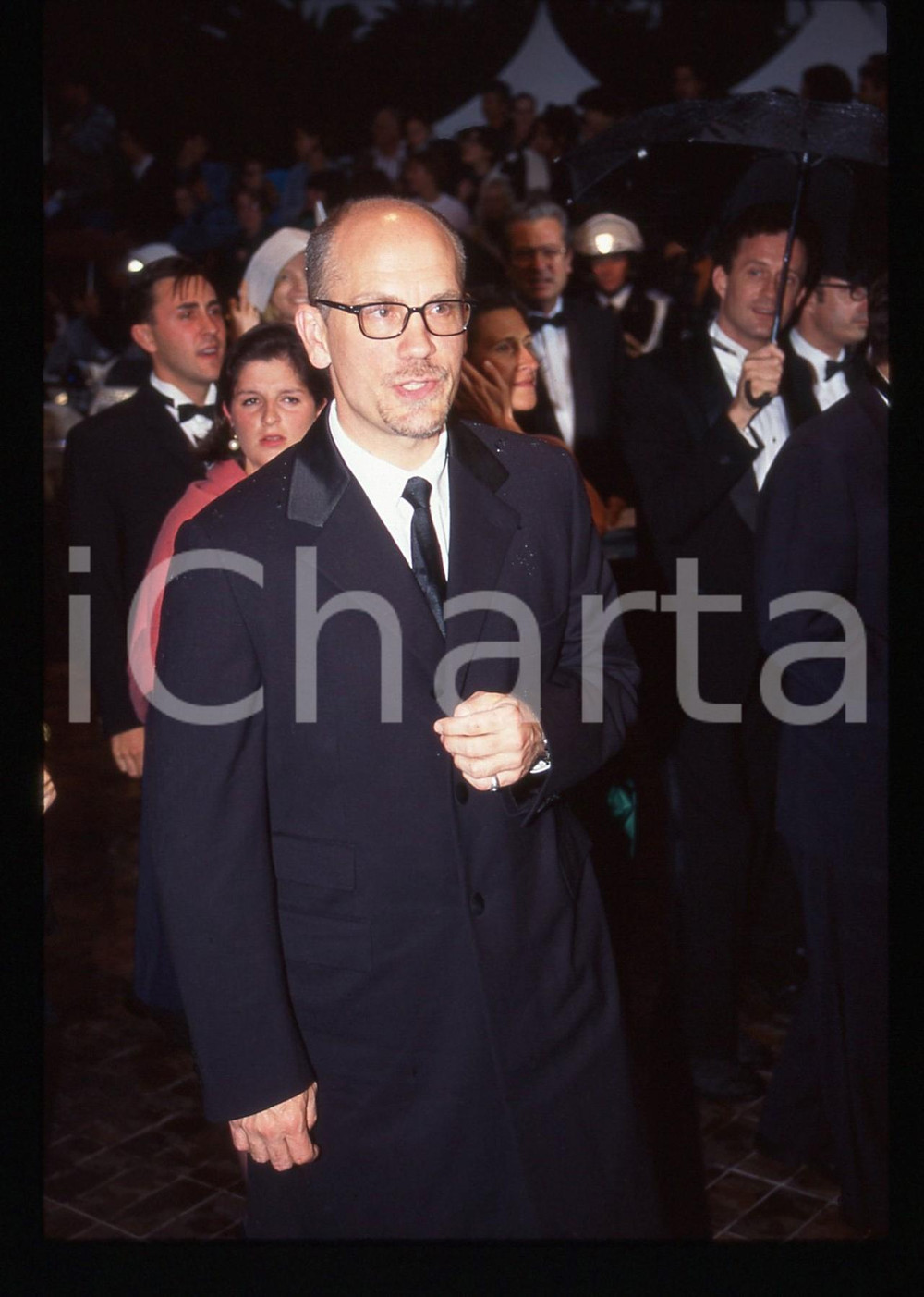 35mm vintage slide* 1996 CANNES John MALKOVICH al Festival del Cinema Ritratto 1  Diapositiva d'epoca, in formato 35 mm.CONDIZIONI: GOOD Tutti i diritti riservati.E' severamente vietata la riproduzione. ICharta mette in vendita, sul negozio eBay e in esclusiva sul sito "icharta" il proprio archivio composto da numerose diapositive e negativi fotografici d'epoca, tutti originali e autentici, che attraversano la storia del costume italiano tra gli la fine degli anni Sessanta e Novanta.Si tratta di uno sguardo inedito sull'attualit&agrave;, la politica, la vita quotidiana, il gossip e la cultura, che fotografa il cambiamento della nazione in quest'ultimo scorcio del XX secolo. Un'occasione unica per il mercato del collezionismo, che vede finalmente disponibile un archivio eccezionale per vastit&agrave;, tematiche e condizioni, in un settore (il negativo fotografico e la diapositiva) di assoluta novit&agrave; e dalle interessanti prospettive di investimento.  originale e autentica 1