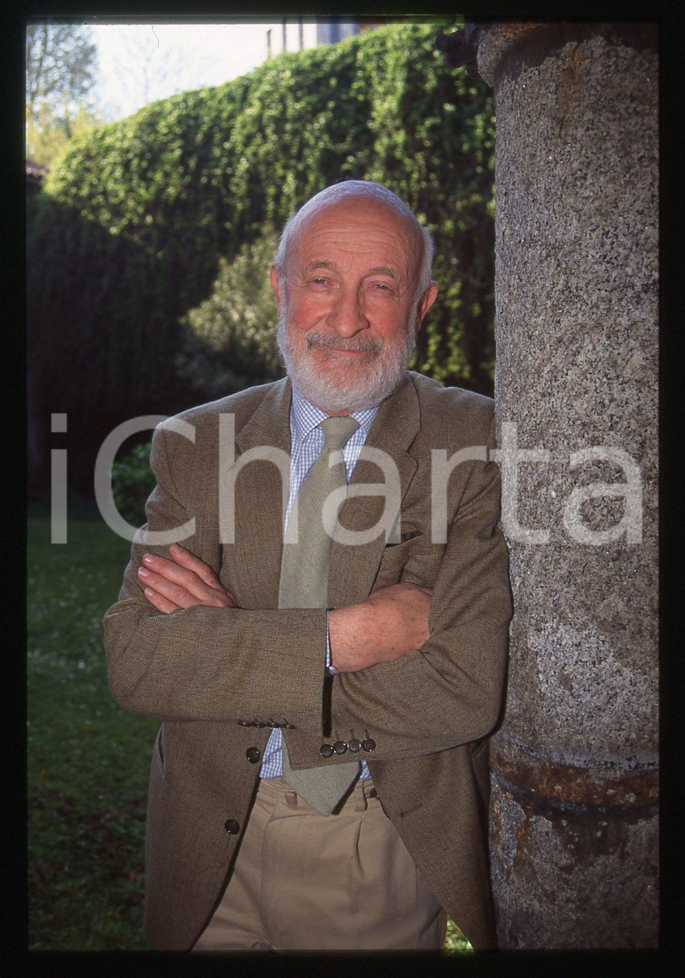 35mm vintage slide* 1995 ca COSTUME Vittorio GREGOTTI Ritratto dell'architetto 1  Diapositiva d'epoca, in formato 35 mm. CONDIZIONI: GOOD Tutti i diritti riservati.E' severamente vietata la riproduzione. ICharta mette in vendita, sul negozio eBay e in esclusiva sul sito "icharta" il proprio archivio composto da numerose diapositive e negativi fotografici d'epoca, tutti originali e autentici, che attraversano la storia del costume italiano tra gli la fine degli anni Sessanta e Novanta.Si tratta di uno sguardo inedito sull'attualit&agrave;, la politica, la vita quotidiana, il gossip e la cultura, che fotografa il cambiamento della nazione in quest'ultimo scorcio del XX secolo. Un'occasione unica per il mercato del collezionismo, che vede finalmente disponibile un archivio eccezionale per vastit&agrave;, tematiche e condizioni, in un settore (il negativo fotografico e la diapositiva) di assoluta novit&agrave; e dalle interessanti prospettive di investimento.  originale e autentica 1