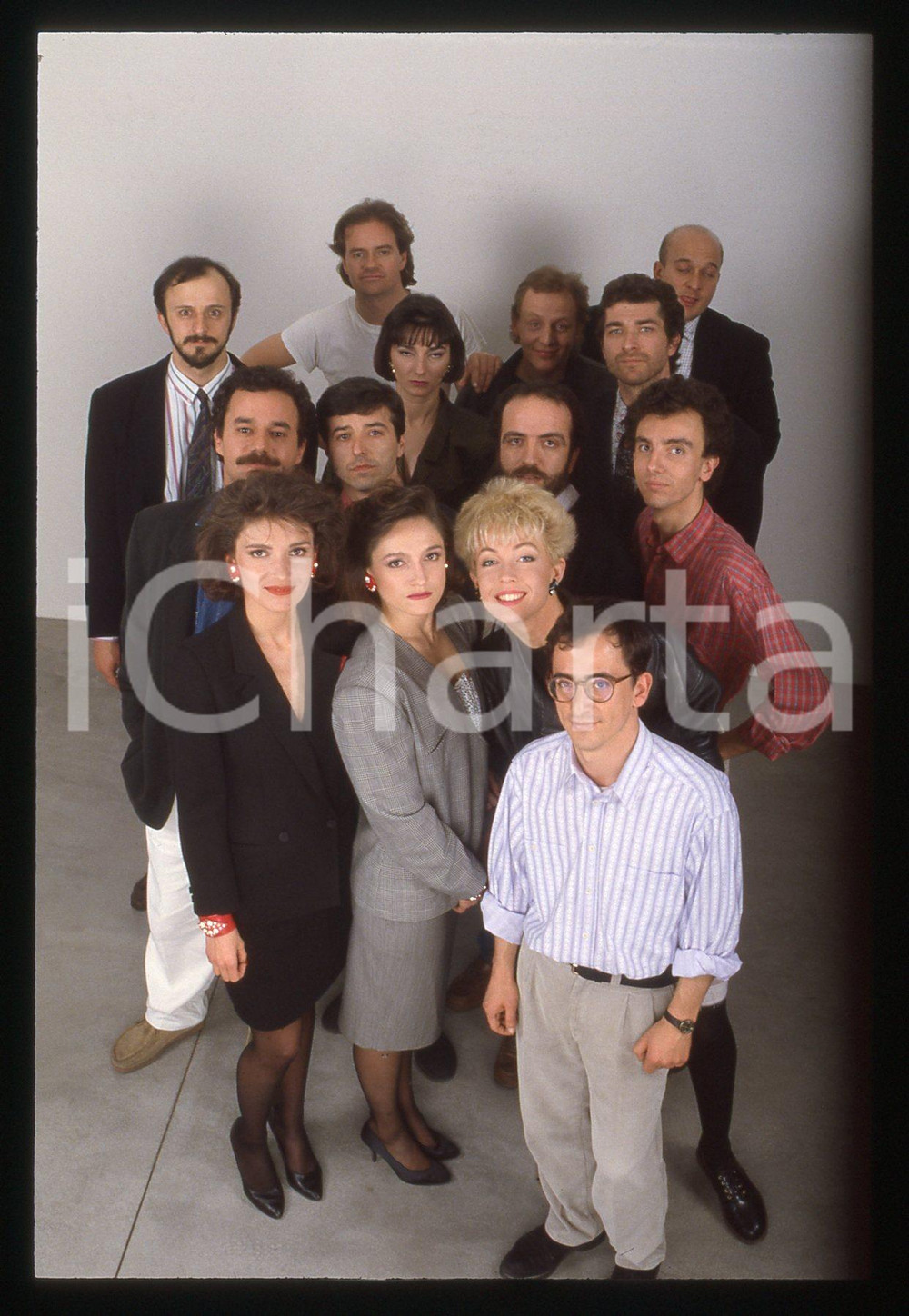 35mm vintage slide* 1987 ODEON TV Claudio BISIO Giobbe COVATTA Gioele DIX (1)  Diapositiva d'epoca, in formato 35 mm. Nella diapositiva compaiono Claudio Bisio, Giobbe Covatta, Tita Ruggeri, Cristina e Giovanna Farina in occasione della trasmissione "Una notte all'Odeon", in onda su Odeon Tv nel 1987.CONDIZIONI: GOOD Tutti i diritti riservati.E' severamente vietata la riproduzione. ICharta mette in vendita, sul negozio eBay e in esclusiva sul sito "icharta" il proprio archivio composto da numerose diapositive e negativi fotografici d'epoca, tutti originali e autentici, che attraversano la storia del costume italiano tra gli la fine degli anni Sessanta e Novanta.Si tratta di uno sguardo inedito sull'attualit&agrave;, la politica, la vita quotidiana, il gossip e la cultura, che fotografa il cambiamento della nazione in quest'ultimo scorcio del XX secolo. Un'occasione unica per il mercato del collezionismo, che vede finalmente disponibile un archivio eccezionale per vastit&agrave;, tematiche e condizioni, in un settore (il negativo fotografico e la diapositiva) di assoluta novit&agrave; e dalle interessanti prospettive di investimento.  originale e autentica 1