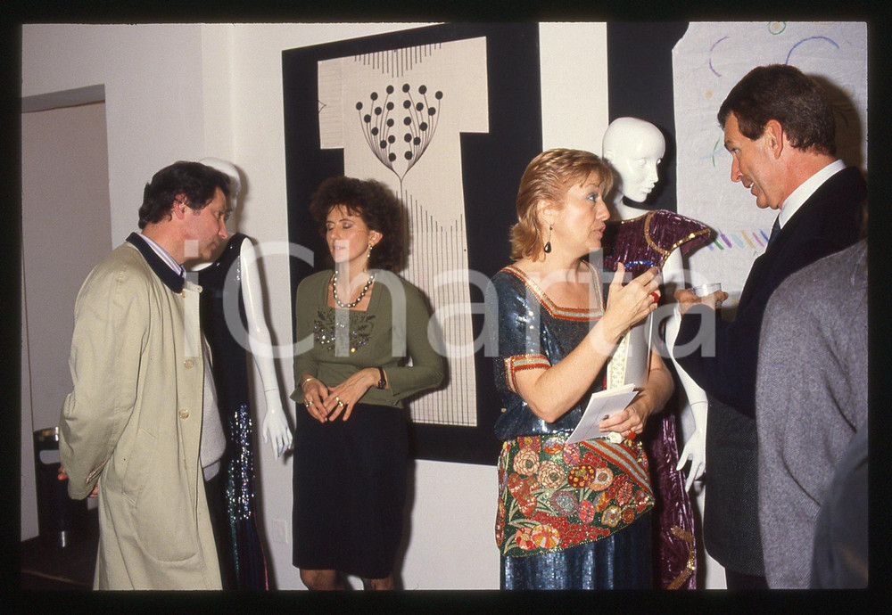 35mm vintage slide* 1990ca COSTUME Radu DRAGOMIRESCU Giulia PANICHI PIGNATELLI 1  Diapositiva d'epoca, in formato 35 mm. Nella diapositiva compaiono Radu Dragomirescu, Giulia Panichi Pignatelli e Aida Muratori.CONDIZIONI: GOOD Tutti i diritti riservati.E' severamente vietata la riproduzione. ICharta mette in vendita, sul negozio eBay e in esclusiva sul sito "icharta" il proprio archivio composto da numerose diapositive e negativi fotografici d'epoca, tutti originali e autentici, che attraversano la storia del costume italiano tra gli la fine degli anni Sessanta e Novanta.Si tratta di uno sguardo inedito sull'attualit&agrave;, la politica, la vita quotidiana, il gossip e la cultura, che fotografa il cambiamento della nazione in quest'ultimo scorcio del XX secolo. Un'occasione unica per il mercato del collezionismo, che vede finalmente disponibile un archivio eccezionale per vastit&agrave;, tematiche e condizioni, in un settore (il negativo fotografico e la diapositiva) di assoluta novit&agrave; e dalle interessanti prospettive di investimento.  originale e autentica 1