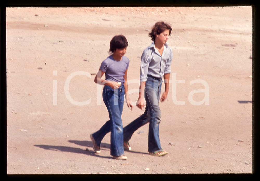 35mm vintage slide* 1974 STINTINO (SS) Marco BERLINGUER paparazzato in vacanza 2  Diapositiva d'epoca, in formato 35 mm.A sinistra nella diapositiva compare Marco Berlinguer, figlio di Enrico, segretario del Partito Comunista Italiano.  CONDIZIONI: GOOD Tutti i diritti riservati.E' severamente vietata la riproduzione. ICharta mette in vendita, sul negozio eBay e in esclusiva sul sito "icharta" il proprio archivio composto da numerose diapositive e negativi fotografici d'epoca, tutti originali e autentici, che attraversano la storia del costume italiano tra gli la fine degli anni Sessanta e Novanta.Si tratta di uno sguardo inedito sull'attualit&agrave;, la politica, la vita quotidiana, il gossip e la cultura, che fotografa il cambiamento della nazione in quest'ultimo scorcio del XX secolo. Un'occasione unica per il mercato del collezionismo, che vede finalmente disponibile un archivio eccezionale per vastit&agrave;, tematiche e condizioni, in un settore (il negativo fotografico e la diapositiva) di assoluta novit&agrave; e dalle interessanti prospettive di investimento.  originale e autentica 1
