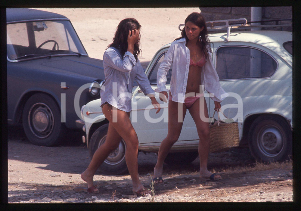 35mm vintage slide* 1974 STINTINO Bianca e Maria Stella BERLINGUER paparazzate 1  Diapositiva d'epoca, in formato 35 mm.Nella diapositiva compaiono Bianca e Maria Stella Berlinguer, figlie di Enrico, segretario del Partito Comunista Italiano, paparazzate durante le vacanze a Stintino.  CONDIZIONI: GOOD (lievi segni superficiali nella parte superiore)Tutti i diritti riservati.E' severamente vietata la riproduzione. ICharta mette in vendita, sul negozio eBay e in esclusiva sul sito "icharta" il proprio archivio composto da numerose diapositive e negativi fotografici d'epoca, tutti originali e autentici, che attraversano la storia del costume italiano tra gli la fine degli anni Sessanta e Novanta.Si tratta di uno sguardo inedito sull'attualit&agrave;, la politica, la vita quotidiana, il gossip e la cultura, che fotografa il cambiamento della nazione in quest'ultimo scorcio del XX secolo. Un'occasione unica per il mercato del collezionismo, che vede finalmente disponibile un archivio eccezionale per vastit&agrave;, tematiche e condizioni, in un settore (il negativo fotografico e la diapositiva) di assoluta novit&agrave; e dalle interessanti prospettive di investimento.  originale e autentica 1