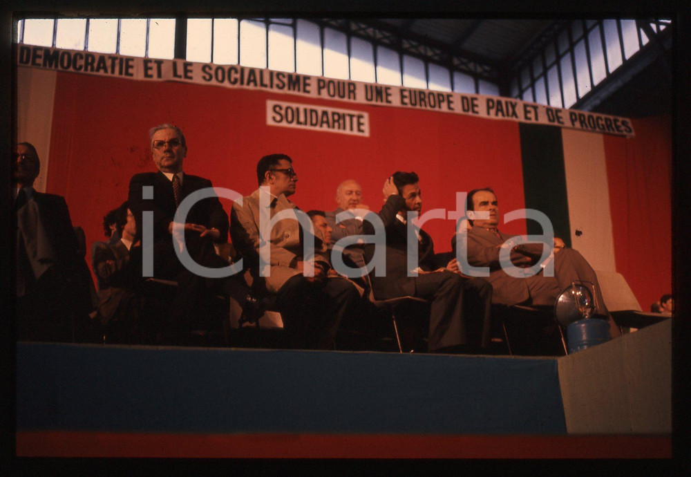 35mm vintage slide* 1976 PANTIN Enrico BERLINGUER Georges MARCHAIS - PCI PCF (1)  Diapositiva d'epoca, in formato 35 mm.Nella diapositiva compaiono Enrico Berlinguer e Georges Marchais, segretari dei Partiti Comunisti Italiano e Francese, in occasione di un meeting sull'eurocomunismo intitolato "Le democratie et le socialisme pour une Europe de paix et de progres", tenutosi a Pantin, in Francia.  CONDIZIONI: FAIR (macchie nella parte sinistra)Tutti i diritti riservati.E' severamente vietata la riproduzione. ICharta mette in vendita, sul negozio eBay e in esclusiva sul sito "icharta" il proprio archivio composto da numerose diapositive e negativi fotografici d'epoca, tutti originali e autentici, che attraversano la storia del costume italiano tra gli la fine degli anni Sessanta e Novanta.Si tratta di uno sguardo inedito sull'attualit&agrave;, la politica, la vita quotidiana, il gossip e la cultura, che fotografa il cambiamento della nazione in quest'ultimo scorcio del XX secolo. Un'occasione unica per il mercato del collezionismo, che vede finalmente disponibile un archivio eccezionale per vastit&agrave;, tematiche e condizioni, in un settore (il negativo fotografico e la diapositiva) di assoluta novit&agrave; e dalle interessanti prospettive di investimento.  originale e autentica 1
