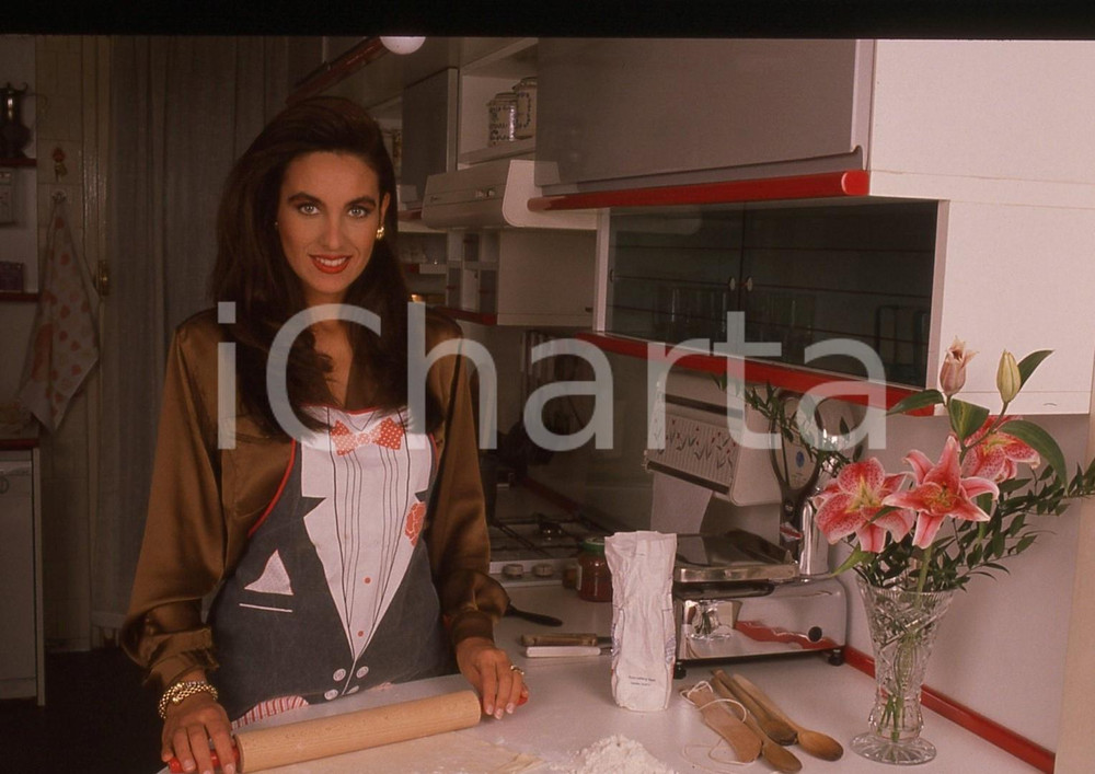 Fotografia d epoca originale 35mm vintage slide 1990 ca COSTUME Cinzia LENZI in cucina  Ritratto 9 1