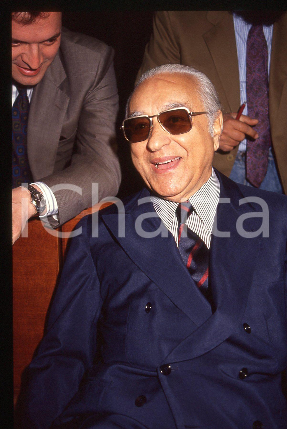 35mm vintage slide* 1992 MILANO Umberto ORTOLANI Processo BANCO AMBROSIANO (3)  Diapositiva d'epoca, in formato 35 mm.Nella diapositiva compare il finanziere Umberto Ortolani, in occasione di una seduta del processo per il crack del Banco Ambrosiano, tenutasi presso il Tribunale di Milano nell'aprile 1992.CONDIZIONI: GOODTutti i diritti riservati.E' severamente vietata la riproduzione. ICharta mette in vendita, sul negozio eBay e in esclusiva sul sito "icharta" il proprio archivio composto da numerose diapositive e negativi fotografici d'epoca, tutti originali e autentici, che attraversano la storia del costume italiano tra gli la fine degli anni Sessanta e Novanta.Si tratta di uno sguardo inedito sull'attualit&agrave;, la politica, la vita quotidiana, il gossip e la cultura, che fotografa il cambiamento della nazione in quest'ultimo scorcio del XX secolo. Un'occasione unica per il mercato del collezionismo, che vede finalmente disponibile un archivio eccezionale per vastit&agrave;, tematiche e condizioni, in un settore (il negativo fotografico e la diapositiva) di assoluta novit&agrave; e dalle interessanti prospettive di investimento. GOOD/buono   originale e autentica 1