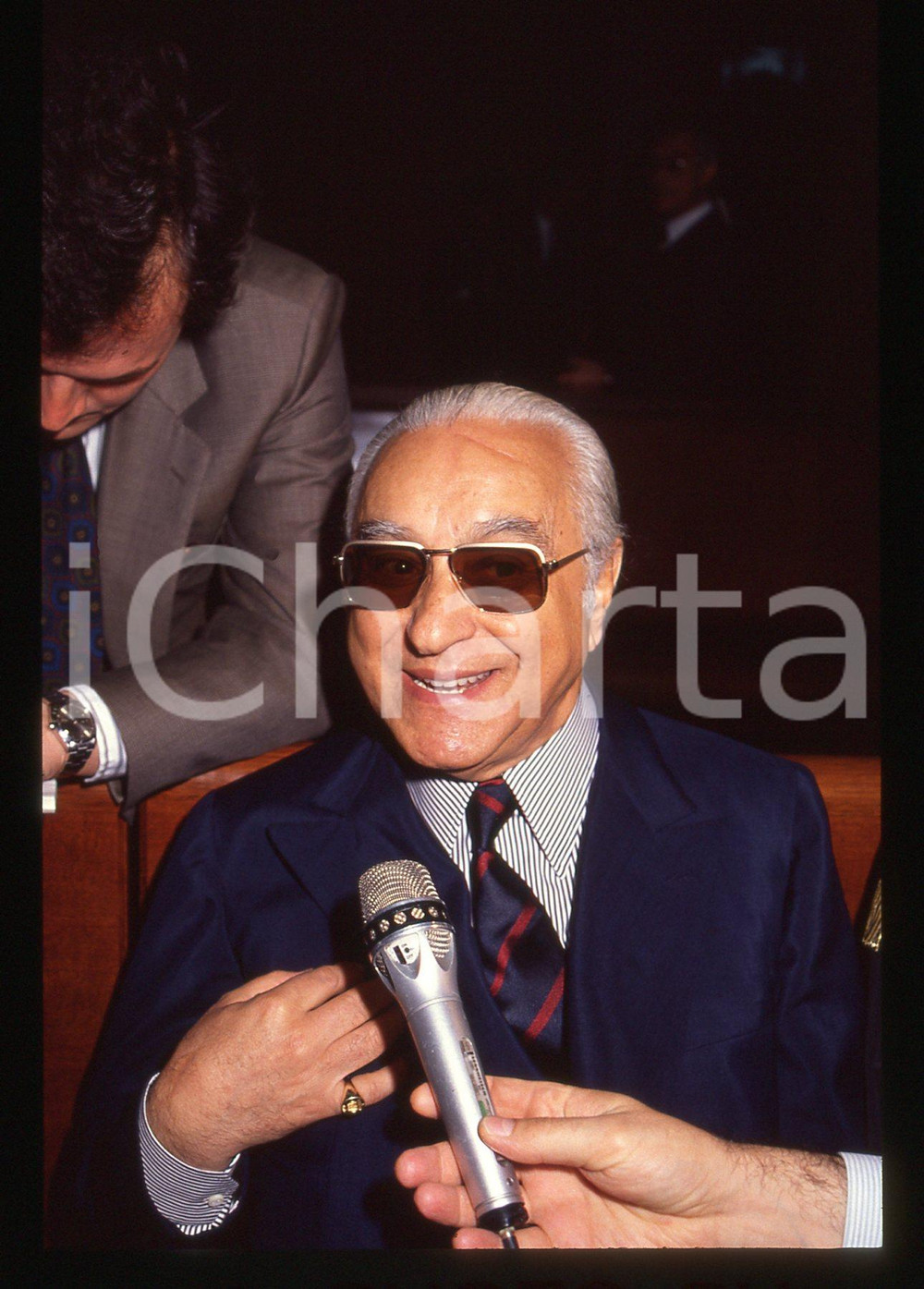 35mm vintage slide* 1992 MILANO Umberto ORTOLANI Processo BANCO AMBROSIANO (5)  Diapositiva d'epoca, in formato 35 mm.Nella diapositiva compare il finanziere Umberto Ortolani, in occasione di una seduta del processo per il crack del Banco Ambrosiano, tenutasi presso il Tribunale di Milano nell'aprile 1992.CONDIZIONI: GOODTutti i diritti riservati.E' severamente vietata la riproduzione. ICharta mette in vendita, sul negozio eBay e in esclusiva sul sito "icharta" il proprio archivio composto da numerose diapositive e negativi fotografici d'epoca, tutti originali e autentici, che attraversano la storia del costume italiano tra gli la fine degli anni Sessanta e Novanta.Si tratta di uno sguardo inedito sull'attualit&agrave;, la politica, la vita quotidiana, il gossip e la cultura, che fotografa il cambiamento della nazione in quest'ultimo scorcio del XX secolo. Un'occasione unica per il mercato del collezionismo, che vede finalmente disponibile un archivio eccezionale per vastit&agrave;, tematiche e condizioni, in un settore (il negativo fotografico e la diapositiva) di assoluta novit&agrave; e dalle interessanti prospettive di investimento. GOOD/buono   originale e autentica 1