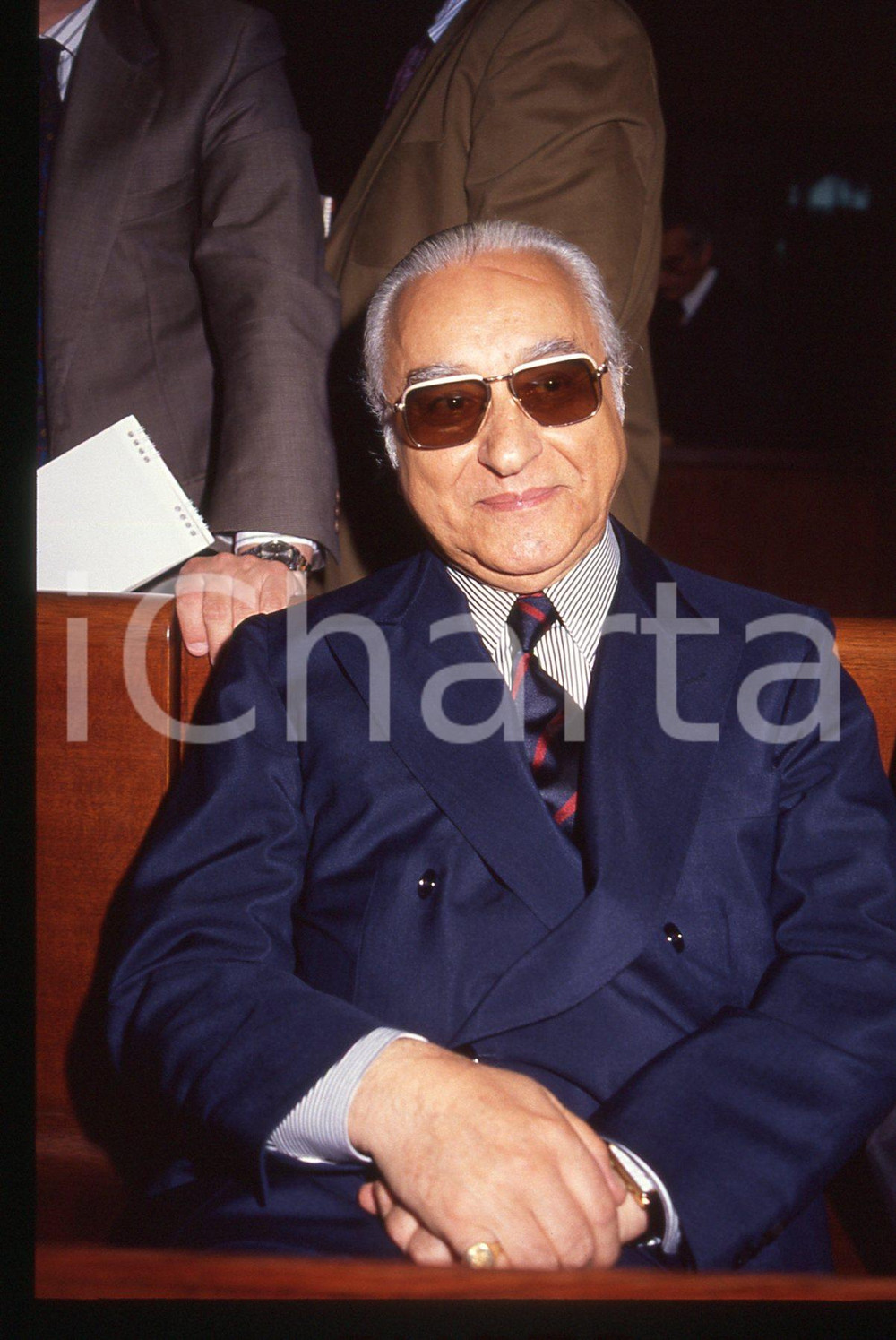 35mm vintage slide* 1992 MILANO Umberto ORTOLANI Processo BANCO AMBROSIANO (10)  Diapositiva d'epoca, in formato 35 mm.Nella diapositiva compare il finanziere Umberto Ortolani, in occasione di una seduta del processo per il crack del Banco Ambrosiano, tenutasi presso il Tribunale di Milano nell'aprile 1992.CONDIZIONI: GOODTutti i diritti riservati.E' severamente vietata la riproduzione. ICharta mette in vendita, sul negozio eBay e in esclusiva sul sito "icharta" il proprio archivio composto da numerose diapositive e negativi fotografici d'epoca, tutti originali e autentici, che attraversano la storia del costume italiano tra gli la fine degli anni Sessanta e Novanta.Si tratta di uno sguardo inedito sull'attualit&agrave;, la politica, la vita quotidiana, il gossip e la cultura, che fotografa il cambiamento della nazione in quest'ultimo scorcio del XX secolo. Un'occasione unica per il mercato del collezionismo, che vede finalmente disponibile un archivio eccezionale per vastit&agrave;, tematiche e condizioni, in un settore (il negativo fotografico e la diapositiva) di assoluta novit&agrave; e dalle interessanti prospettive di investimento. GOOD/buono   originale e autentica 1