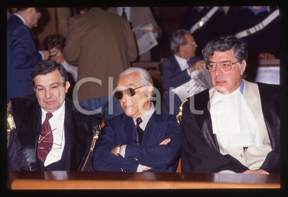 35mm vintage slide* 1992 MILANO Umberto ORTOLANI Domenico CONTESTABILE (1)  Diapositiva d'epoca, in formato 35 mm.Nella diapositiva compaiono il finanziere Umberto Ortolani e l'avvocato Domenico Contestabile, in occasione di una seduta del processo per il crack del Banco Ambrosiano, tenutasi presso il Tribunale di Milano nell'aprile 1992.CONDIZIONI: GOODTutti i diritti riservati.E' severamente vietata la riproduzione. ICharta mette in vendita, sul negozio eBay e in esclusiva sul sito "icharta" il proprio archivio composto da numerose diapositive e negativi fotografici d'epoca, tutti originali e autentici, che attraversano la storia del costume italiano tra gli la fine degli anni Sessanta e Novanta.Si tratta di uno sguardo inedito sull'attualit&agrave;, la politica, la vita quotidiana, il gossip e la cultura, che fotografa il cambiamento della nazione in quest'ultimo scorcio del XX secolo. Un'occasione unica per il mercato del collezionismo, che vede finalmente disponibile un archivio eccezionale per vastit&agrave;, tematiche e condizioni, in un settore (il negativo fotografico e la diapositiva) di assoluta novit&agrave; e dalle interessanti prospettive di investimento. GOOD/buono   originale e autentica 1