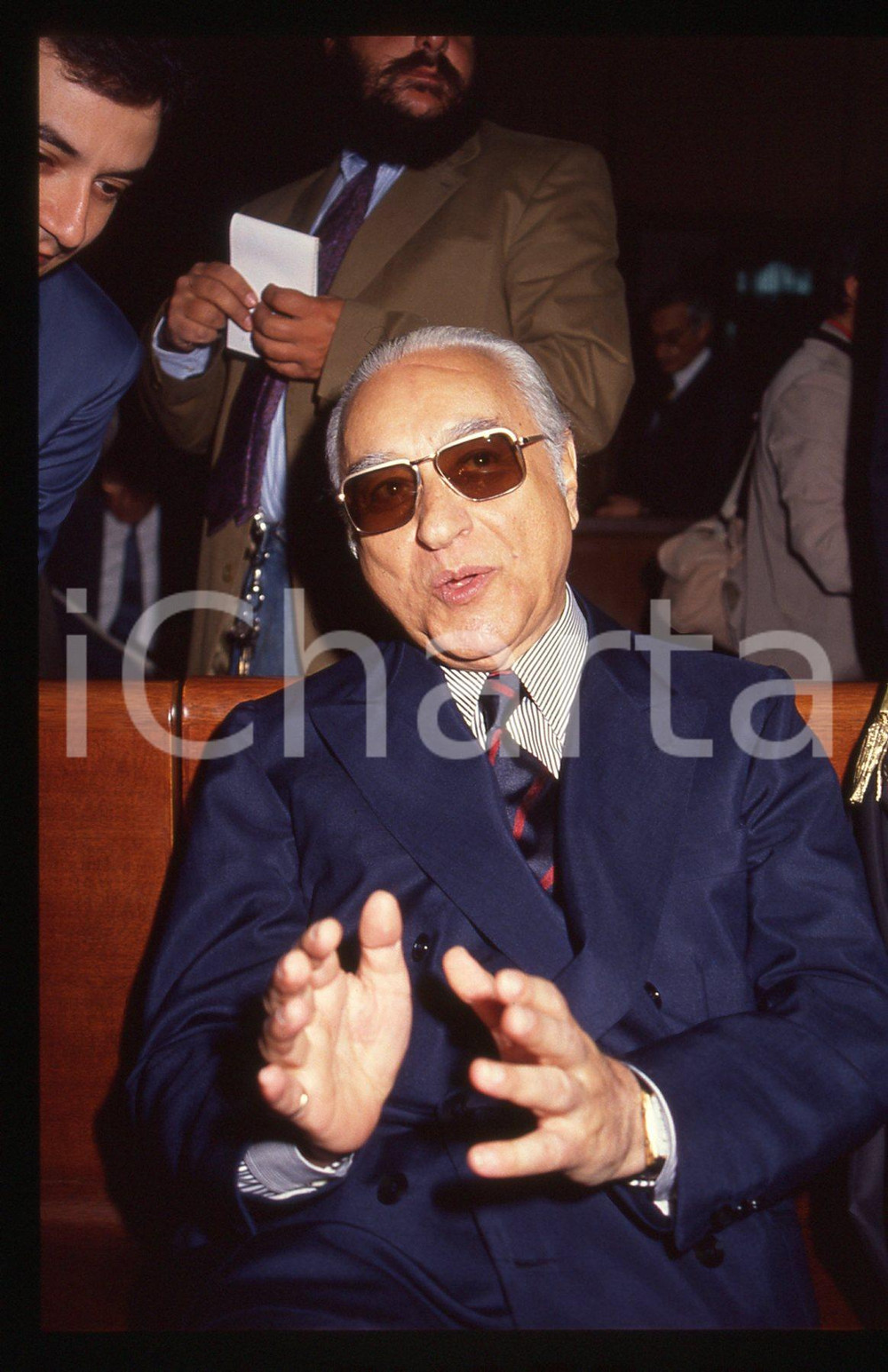 35mm vintage slide* 1992 MILANO Umberto ORTOLANI Processo BANCO AMBROSIANO (16)  Diapositiva d'epoca, in formato 35 mm.Nella diapositiva compare il finanziere Umberto Ortolani, in occasione di una seduta del processo per il crack del Banco Ambrosiano, tenutasi presso il Tribunale di Milano nell'aprile 1992.CONDIZIONI: GOODTutti i diritti riservati.E' severamente vietata la riproduzione. ICharta mette in vendita, sul negozio eBay e in esclusiva sul sito "icharta" il proprio archivio composto da numerose diapositive e negativi fotografici d'epoca, tutti originali e autentici, che attraversano la storia del costume italiano tra gli la fine degli anni Sessanta e Novanta.Si tratta di uno sguardo inedito sull'attualit&agrave;, la politica, la vita quotidiana, il gossip e la cultura, che fotografa il cambiamento della nazione in quest'ultimo scorcio del XX secolo. Un'occasione unica per il mercato del collezionismo, che vede finalmente disponibile un archivio eccezionale per vastit&agrave;, tematiche e condizioni, in un settore (il negativo fotografico e la diapositiva) di assoluta novit&agrave; e dalle interessanti prospettive di investimento. GOOD/buono   originale e autentica 1