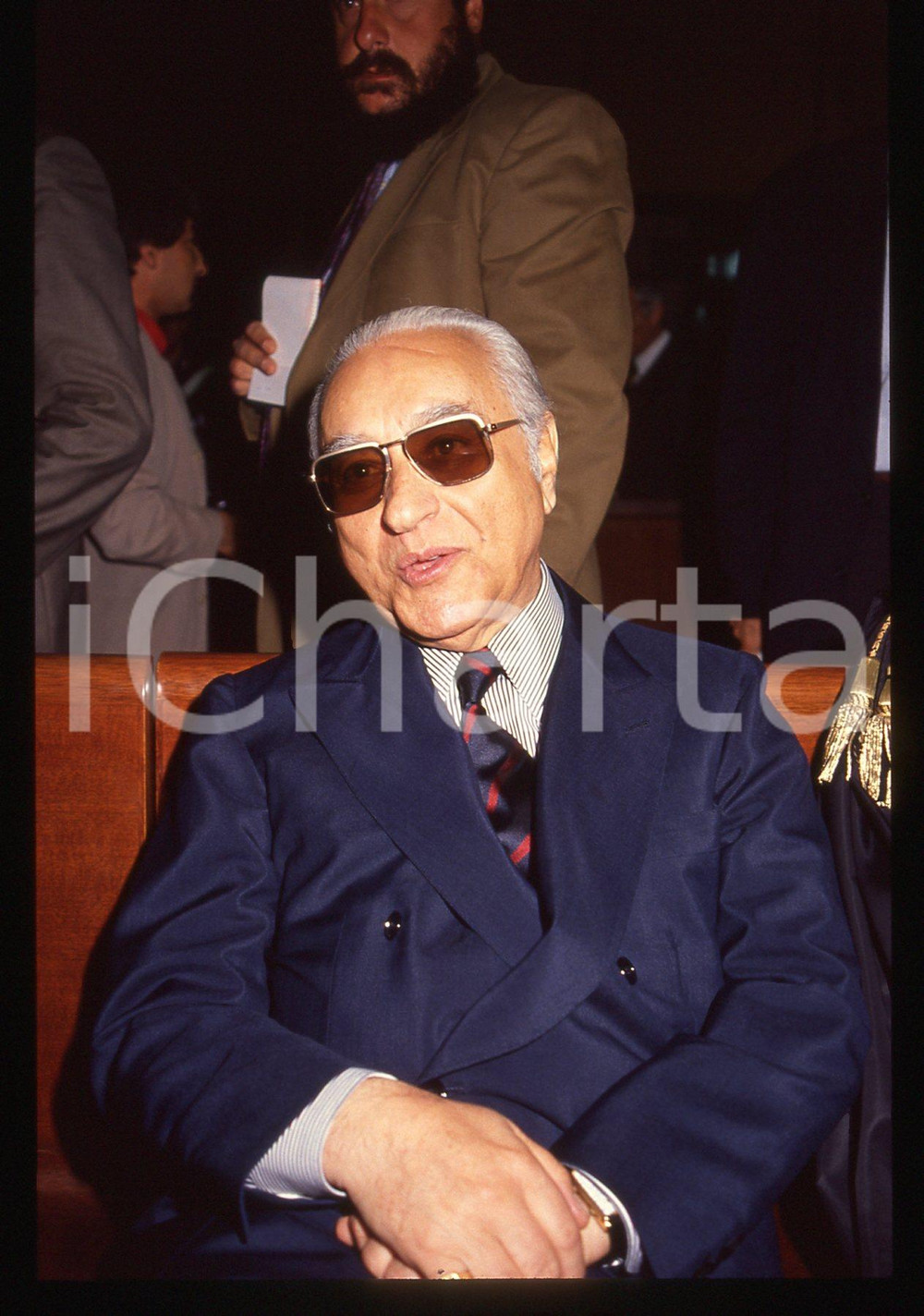 35mm vintage slide* 1992 MILANO Umberto ORTOLANI Processo BANCO AMBROSIANO (17)  Diapositiva d'epoca, in formato 35 mm.Nella diapositiva compare il finanziere Umberto Ortolani, in occasione di una seduta del processo per il crack del Banco Ambrosiano, tenutasi presso il Tribunale di Milano nell'aprile 1992.CONDIZIONI: GOODTutti i diritti riservati.E' severamente vietata la riproduzione. ICharta mette in vendita, sul negozio eBay e in esclusiva sul sito "icharta" il proprio archivio composto da numerose diapositive e negativi fotografici d'epoca, tutti originali e autentici, che attraversano la storia del costume italiano tra gli la fine degli anni Sessanta e Novanta.Si tratta di uno sguardo inedito sull'attualit&agrave;, la politica, la vita quotidiana, il gossip e la cultura, che fotografa il cambiamento della nazione in quest'ultimo scorcio del XX secolo. Un'occasione unica per il mercato del collezionismo, che vede finalmente disponibile un archivio eccezionale per vastit&agrave;, tematiche e condizioni, in un settore (il negativo fotografico e la diapositiva) di assoluta novit&agrave; e dalle interessanti prospettive di investimento. GOOD/buono   originale e autentica 1