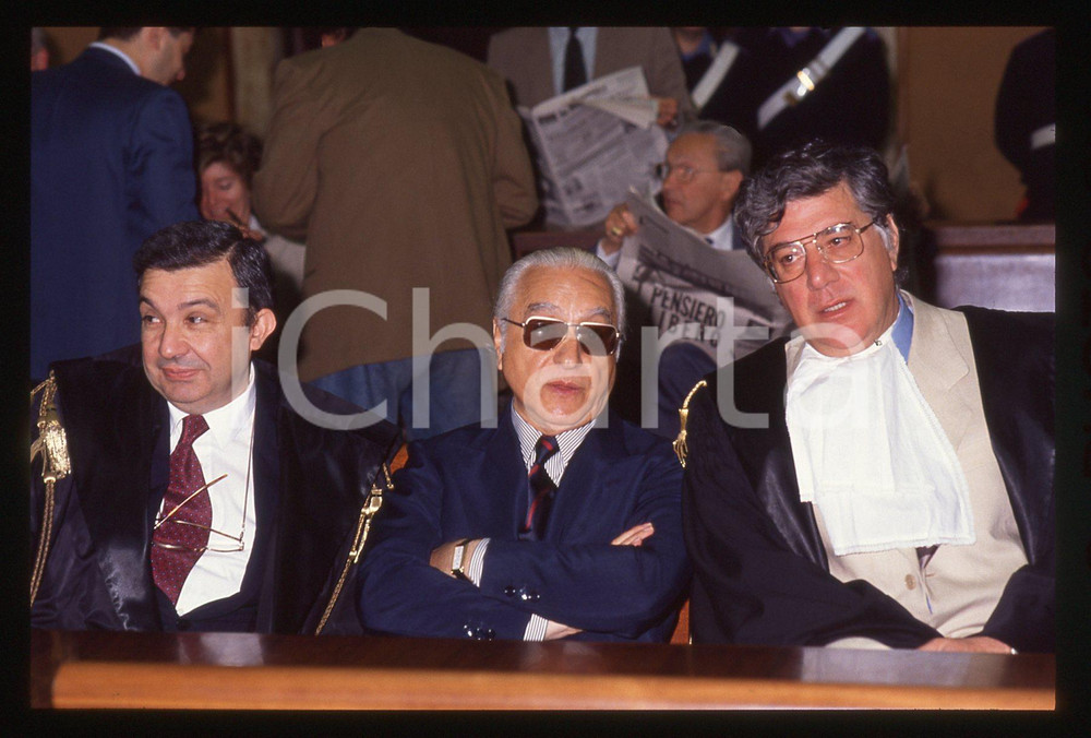 35mm vintage slide* 1992 MILANO Umberto ORTOLANI Domenico CONTESTABILE (2)  Diapositiva d'epoca, in formato 35 mm.Nella diapositiva compaiono il finanziere Umberto Ortolani e l'avvocato Domenico Contestabile, in occasione di una seduta del processo per il crack del Banco Ambrosiano, tenutasi presso il Tribunale di Milano nell'aprile 1992.CONDIZIONI: GOODTutti i diritti riservati.E' severamente vietata la riproduzione. ICharta mette in vendita, sul negozio eBay e in esclusiva sul sito "icharta" il proprio archivio composto da numerose diapositive e negativi fotografici d'epoca, tutti originali e autentici, che attraversano la storia del costume italiano tra gli la fine degli anni Sessanta e Novanta.Si tratta di uno sguardo inedito sull'attualit&agrave;, la politica, la vita quotidiana, il gossip e la cultura, che fotografa il cambiamento della nazione in quest'ultimo scorcio del XX secolo. Un'occasione unica per il mercato del collezionismo, che vede finalmente disponibile un archivio eccezionale per vastit&agrave;, tematiche e condizioni, in un settore (il negativo fotografico e la diapositiva) di assoluta novit&agrave; e dalle interessanti prospettive di investimento. GOOD/buono   originale e autentica 1