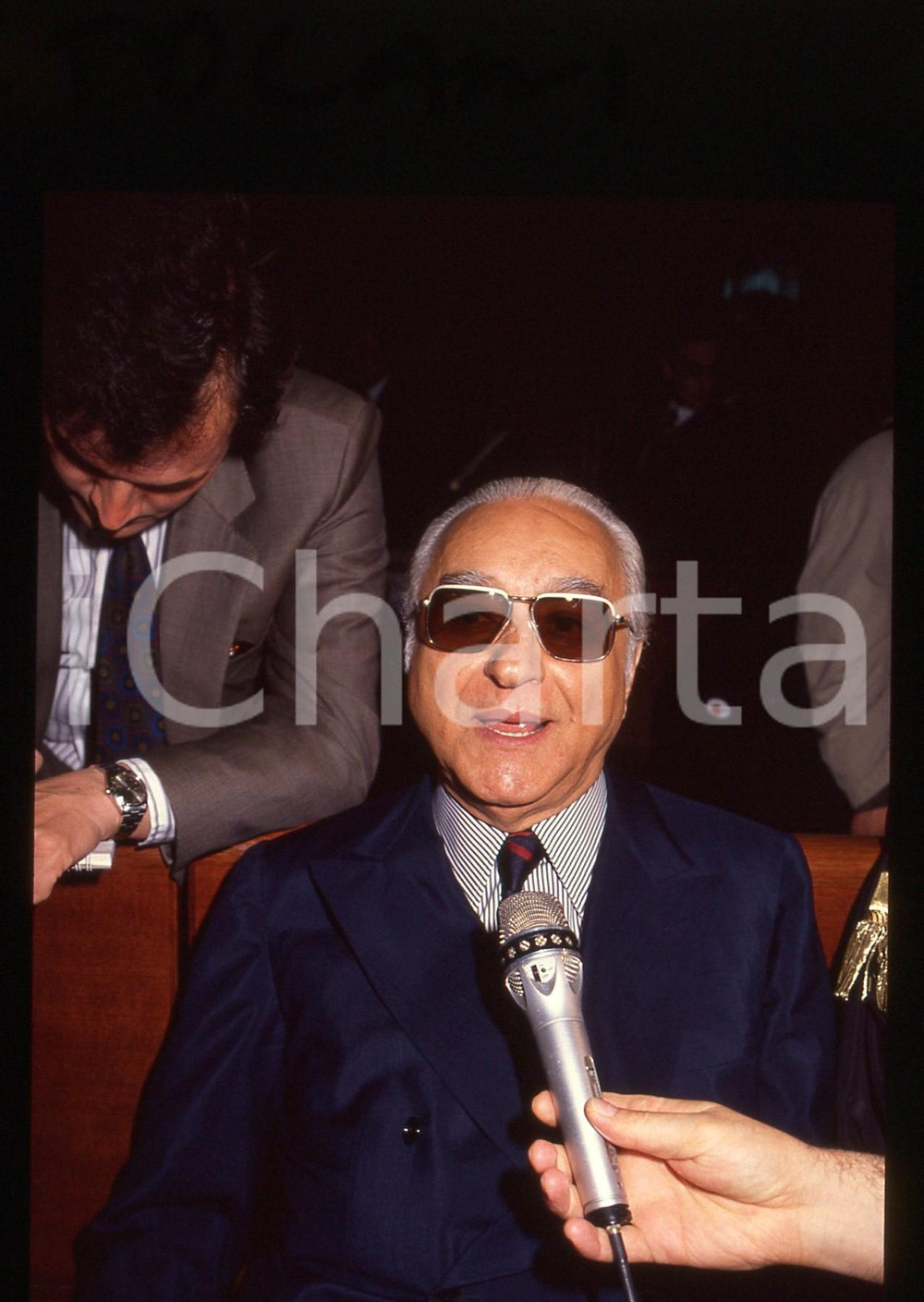 35mm vintage slide* 1992 MILANO Umberto ORTOLANI Processo BANCO AMBROSIANO (11)  Diapositiva d'epoca, in formato 35 mm.Nella diapositiva compare il finanziere Umberto Ortolani, in occasione di una seduta del processo per il crack del Banco Ambrosiano, tenutasi presso il Tribunale di Milano nell'aprile 1992.CONDIZIONI: GOODTutti i diritti riservati.E' severamente vietata la riproduzione. ICharta mette in vendita, sul negozio eBay e in esclusiva sul sito "icharta" il proprio archivio composto da numerose diapositive e negativi fotografici d'epoca, tutti originali e autentici, che attraversano la storia del costume italiano tra gli la fine degli anni Sessanta e Novanta.Si tratta di uno sguardo inedito sull'attualit&agrave;, la politica, la vita quotidiana, il gossip e la cultura, che fotografa il cambiamento della nazione in quest'ultimo scorcio del XX secolo. Un'occasione unica per il mercato del collezionismo, che vede finalmente disponibile un archivio eccezionale per vastit&agrave;, tematiche e condizioni, in un settore (il negativo fotografico e la diapositiva) di assoluta novit&agrave; e dalle interessanti prospettive di investimento. GOOD/buono   originale e autentica 1