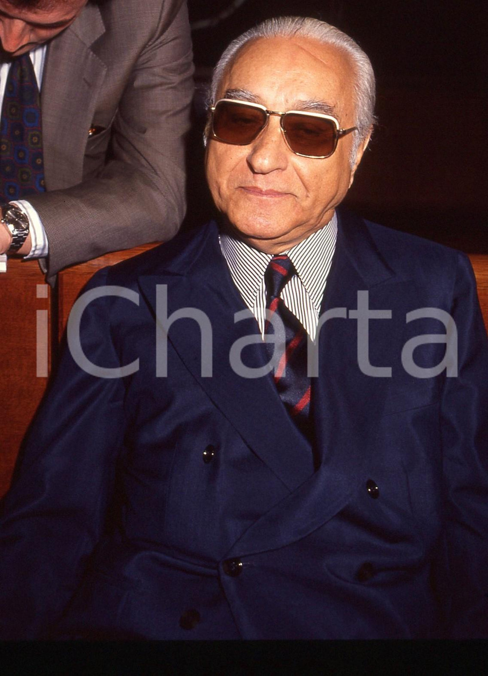 35mm vintage slide* 1992 MILANO Umberto ORTOLANI Processo BANCO AMBROSIANO (18)  Diapositiva d'epoca, in formato 35 mm.Nella diapositiva compare il finanziere Umberto Ortolani, in occasione di una seduta del processo per il crack del Banco Ambrosiano, tenutasi presso il Tribunale di Milano nell'aprile 1992.CONDIZIONI: GOODTutti i diritti riservati.E' severamente vietata la riproduzione. ICharta mette in vendita, sul negozio eBay e in esclusiva sul sito "icharta" il proprio archivio composto da numerose diapositive e negativi fotografici d'epoca, tutti originali e autentici, che attraversano la storia del costume italiano tra gli la fine degli anni Sessanta e Novanta.Si tratta di uno sguardo inedito sull'attualit&agrave;, la politica, la vita quotidiana, il gossip e la cultura, che fotografa il cambiamento della nazione in quest'ultimo scorcio del XX secolo. Un'occasione unica per il mercato del collezionismo, che vede finalmente disponibile un archivio eccezionale per vastit&agrave;, tematiche e condizioni, in un settore (il negativo fotografico e la diapositiva) di assoluta novit&agrave; e dalle interessanti prospettive di investimento. GOOD/buono   originale e autentica 1