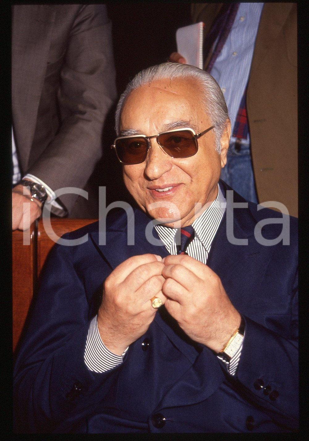 35mm vintage slide* 1992 MILANO Umberto ORTOLANI Processo BANCO AMBROSIANO (19)  Diapositiva d'epoca, in formato 35 mm.Nella diapositiva compare il finanziere Umberto Ortolani, in occasione di una seduta del processo per il crack del Banco Ambrosiano, tenutasi presso il Tribunale di Milano nell'aprile 1992.CONDIZIONI: GOODTutti i diritti riservati.E' severamente vietata la riproduzione. ICharta mette in vendita, sul negozio eBay e in esclusiva sul sito "icharta" il proprio archivio composto da numerose diapositive e negativi fotografici d'epoca, tutti originali e autentici, che attraversano la storia del costume italiano tra gli la fine degli anni Sessanta e Novanta.Si tratta di uno sguardo inedito sull'attualit&agrave;, la politica, la vita quotidiana, il gossip e la cultura, che fotografa il cambiamento della nazione in quest'ultimo scorcio del XX secolo. Un'occasione unica per il mercato del collezionismo, che vede finalmente disponibile un archivio eccezionale per vastit&agrave;, tematiche e condizioni, in un settore (il negativo fotografico e la diapositiva) di assoluta novit&agrave; e dalle interessanti prospettive di investimento. GOOD/buono   originale e autentica 1