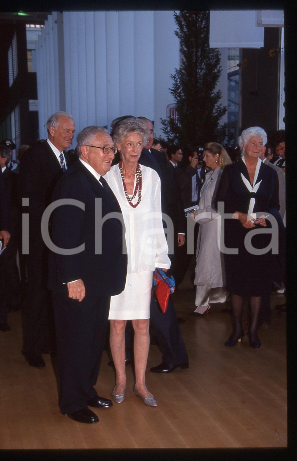 Fotografia d epoca originale 35mm vintage slide 1999 TORINO Henry KISSINGER Marella e Susanna AGNELLI 1 1