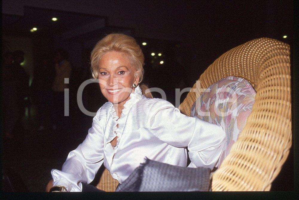 Fotografia d epoca originale 35mm vintage slide 1990 ca COSTUME Luisa RIVELLI  Ritratto della conduttrice 2 1