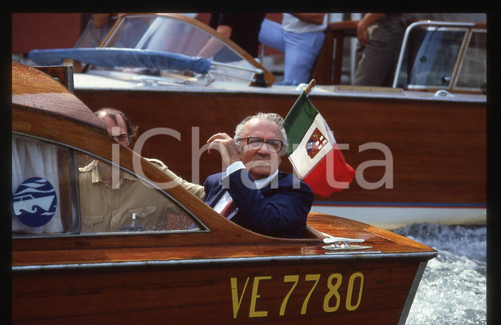 35mm vintage slide* 1983 VENEZIA Federico FELLINI in motoscafo - Ritratto (12)