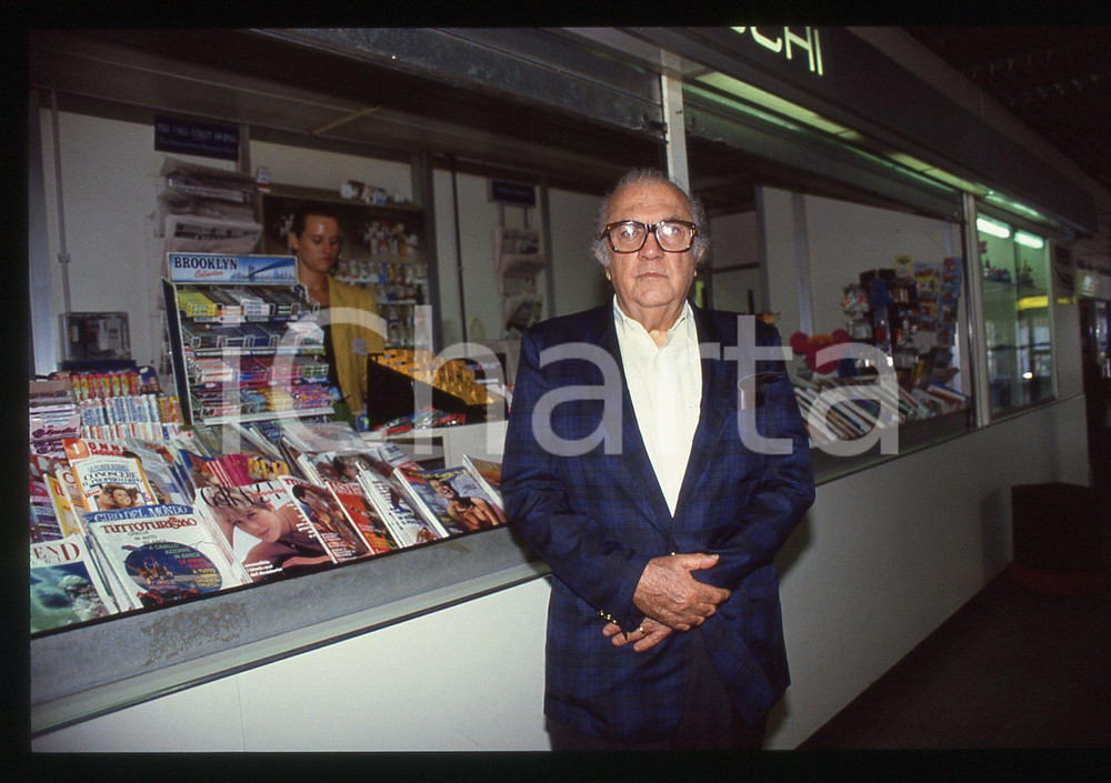 35mm vintage slide* 1990ca ROMA Federico FELLINI davanti a un'edicola Ritratto 2