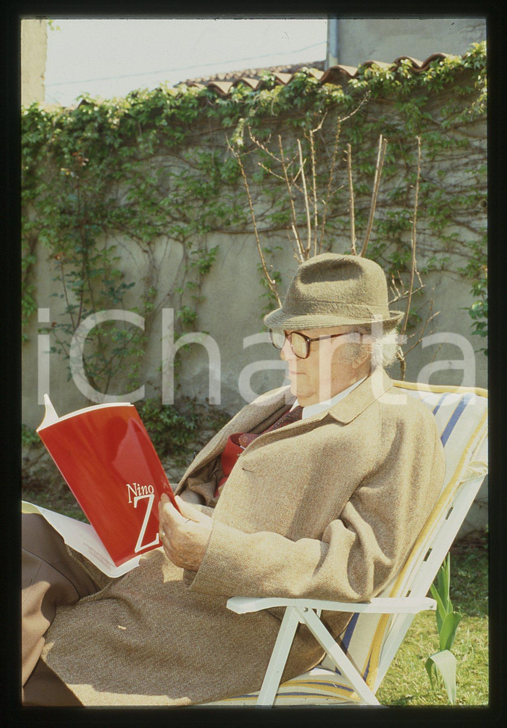 Fotografia d epoca originale 35mm vintage slide 1988 REGGIOLO Federico FELLINI legge catalogo mostra Nino ZA 1