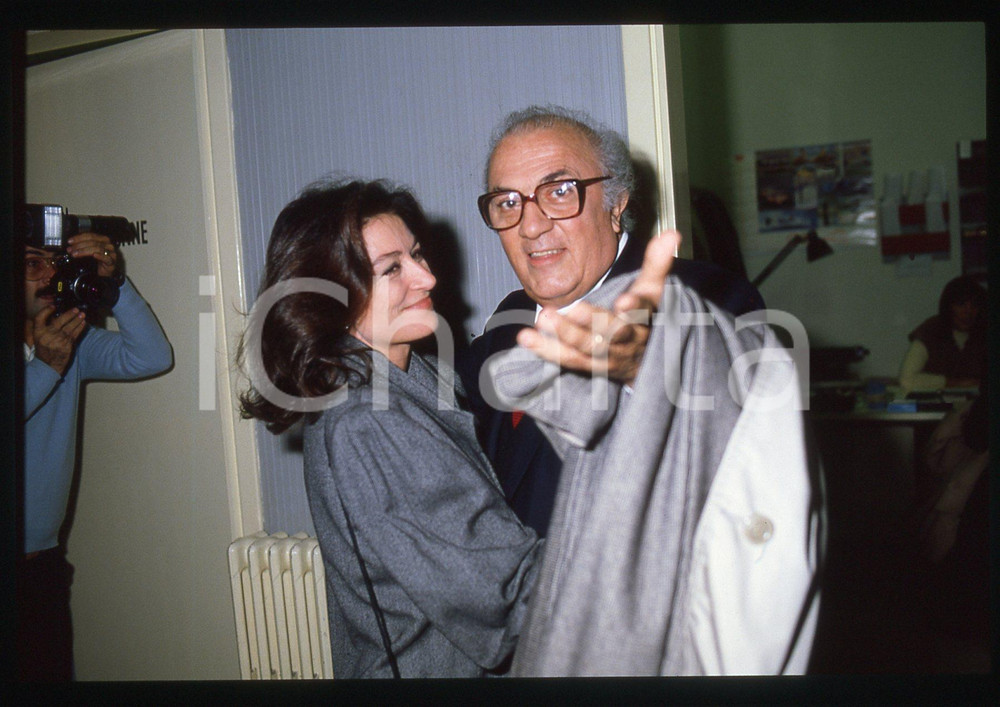 Fotografia d epoca originale 35mm vintage slide 1983 RAI 2 Federico FELLINI Anouk Aimée Backstage BLITZ 5 1