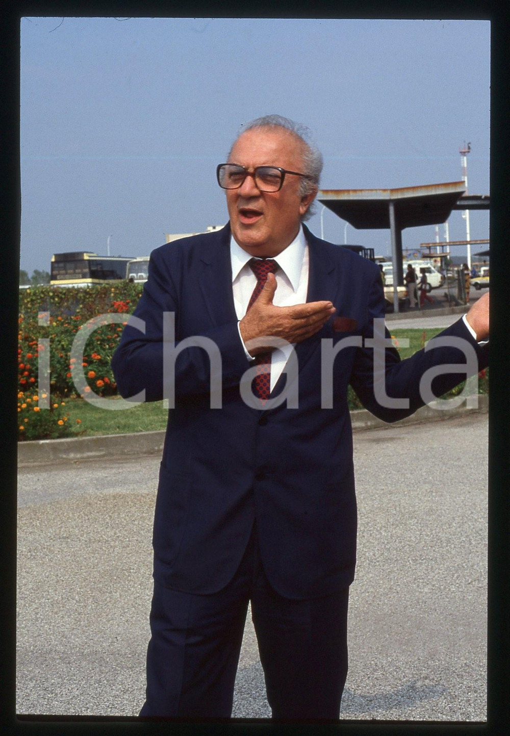 Fotografia d epoca originale 35mm vintage slide 1985 ca CINEMA Federico FELLINI in aeroporto  Ritratto 6 1