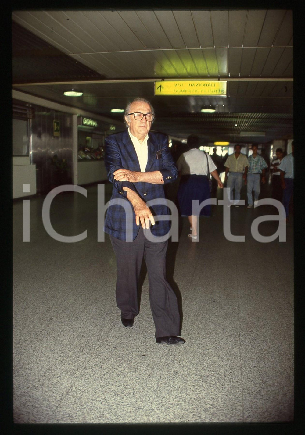 Fotografia d epoca originale 35mm vintage slide 1990ca ROMA Federico FELLINI in aeroporto  Ritratto 1 1