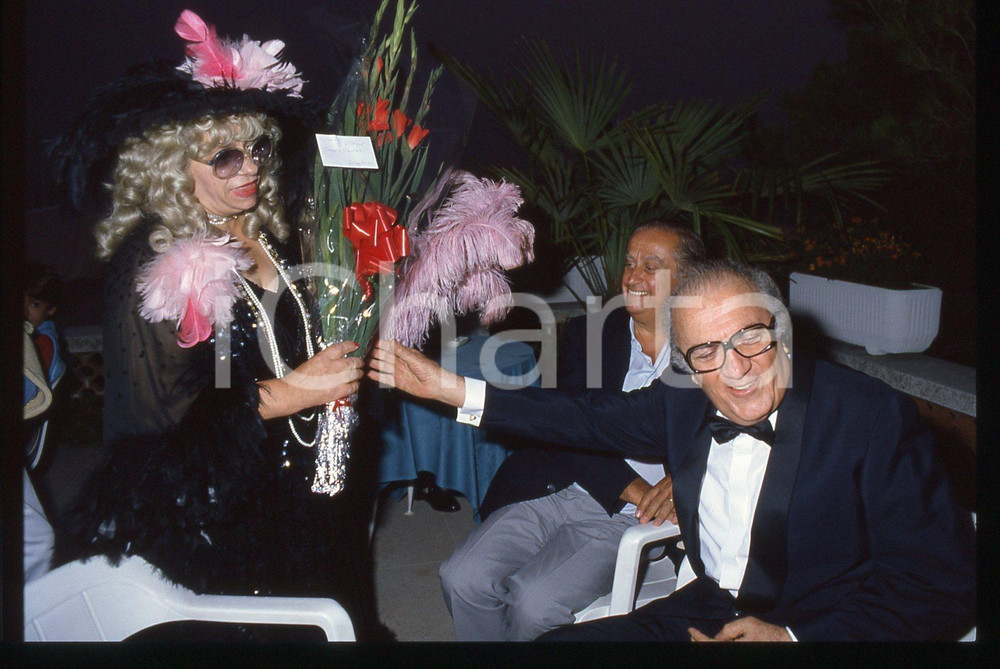 Fotografia d epoca originale 35mm vintage slide 1985 MOSTRA DI VENEZIA Federico FELLINI a un party 5 1