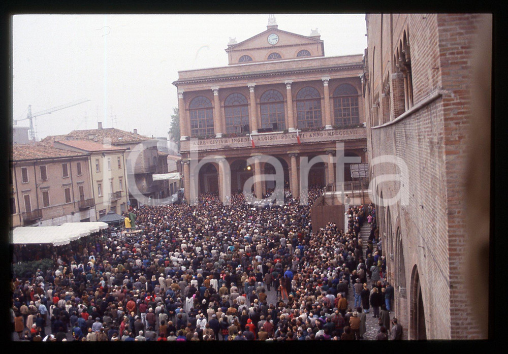 Fotografia d epoca originale 35mm vintage slide 1993 RIMINI Funerale di Federico FELLINI in Piazza Cavour 2 1
