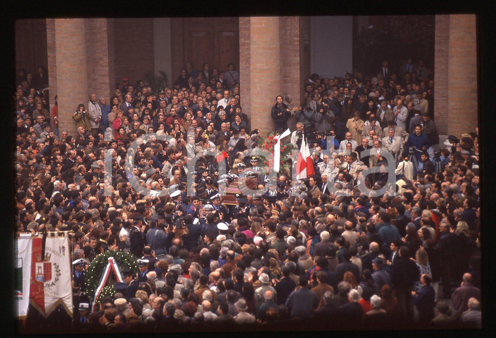 35mm vintage slide* 1993 RIMINI Funerale di Federico FELLINI in Piazza Cavour *3