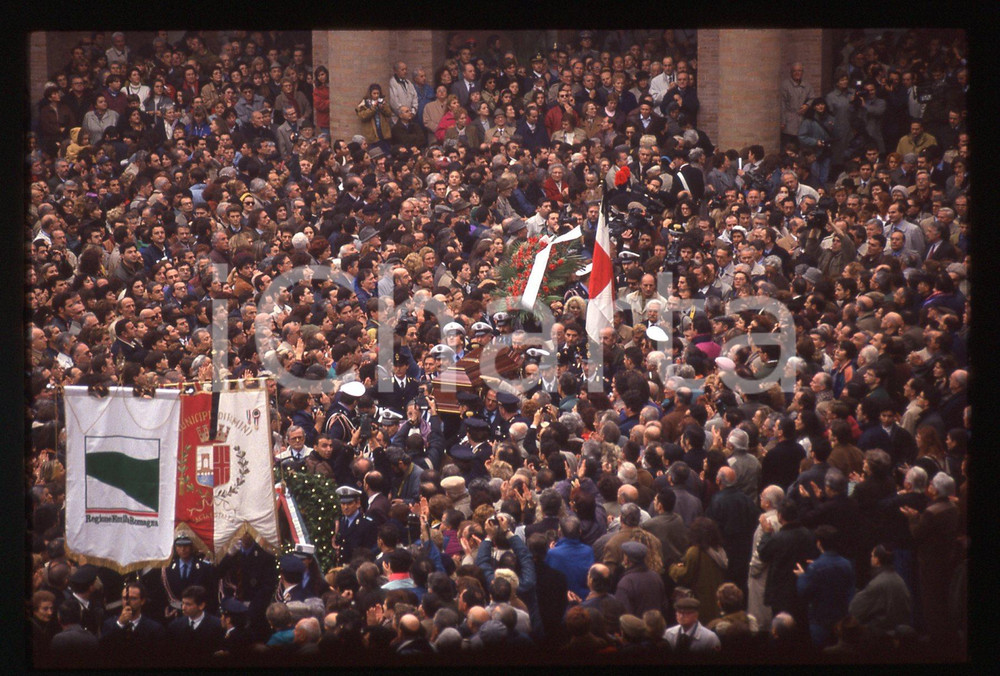 Fotografia d epoca originale 35mm vintage slide 1993 RIMINI Funerale di Federico FELLINI in Piazza Cavour 7 1