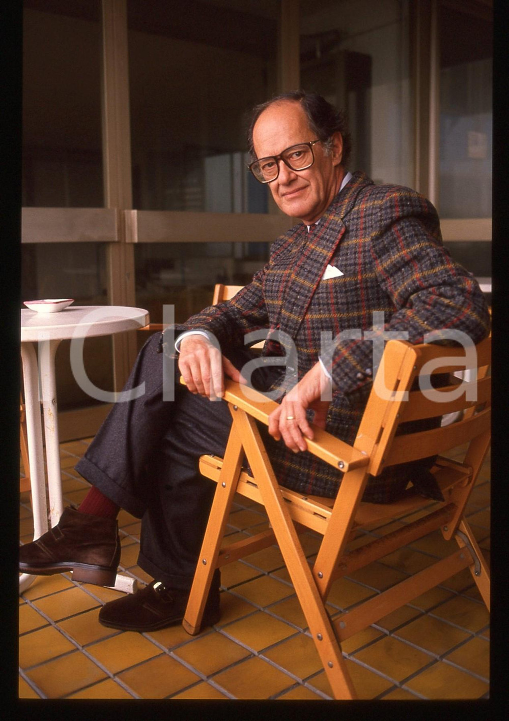 35mm vintage slide* 1995 ca CINEMA Ugo GREGORETTI - Ritratto del regista (10)  Diapositiva d'epoca, in formato 35 mm. CONDIZIONI: GOOD Tutti i diritti riservati.E' severamente vietata la riproduzione. ICharta mette in vendita, sul negozio eBay e in esclusiva sul sito "icharta" il proprio archivio composto da numerose diapositive e negativi fotografici d'epoca, tutti originali e autentici, che attraversano la storia del costume italiano tra gli la fine degli anni Sessanta e Novanta.Si tratta di uno sguardo inedito sull'attualit&agrave;, la politica, la vita quotidiana, il gossip e la cultura, che fotografa il cambiamento della nazione in quest'ultimo scorcio del XX secolo. Un'occasione unica per il mercato del collezionismo, che vede finalmente disponibile un archivio eccezionale per vastit&agrave;, tematiche e condizioni, in un settore (il negativo fotografico e la diapositiva) di assoluta novit&agrave; e dalle interessanti prospettive di investimento.New layer...  originale e autentica 1