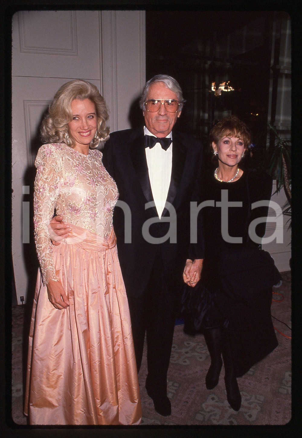 35mm vintage slide* 1989 BEVERLY HILLS Gregory e Veronique PECK Sally KIRKLAND 2