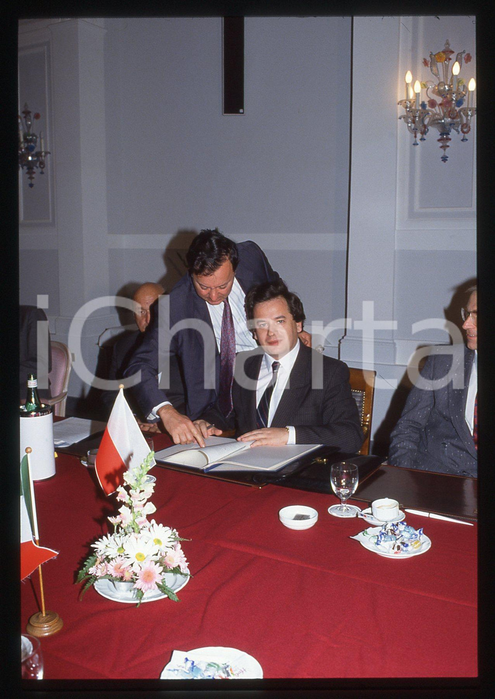 35mm vintage slide* 1991 ROMA Dariusz LEDWOROWSKI Firma accordi ITALIA POLONIA 2  Diapositiva d'epoca, in formato 35 mm.Nella diapositiva compare il ministro polacco per la Cooperazione Economica con i Paesi Stranieri, Dariusz Ledworowski, in occasione degli accordi commerciali con il ministro italiano per il Commercio Estero Vito Lattanzio, avvenuti a Roma nel novembre 1991. CONDIZIONI: GOOD Tutti i diritti riservati.E' severamente vietata la riproduzione. ICharta mette in vendita, sul negozio eBay e in esclusiva sul sito "icharta" il proprio archivio composto da numerose diapositive e negativi fotografici d'epoca, tutti originali e autentici, che attraversano la storia del costume italiano tra gli la fine degli anni Sessanta e Novanta.Si tratta di uno sguardo inedito sull'attualit&agrave;, la politica, la vita quotidiana, il gossip e la cultura, che fotografa il cambiamento della nazione in quest'ultimo scorcio del XX secolo. Un'occasione unica per il mercato del collezionismo, che vede finalmente disponibile un archivio eccezionale per vastit&agrave;, tematiche e condizioni, in un settore (il negativo fotografico e la diapositiva) di assoluta novit&agrave; e dalle interessanti prospettive di investimento.New layer...  originale e autentica 1