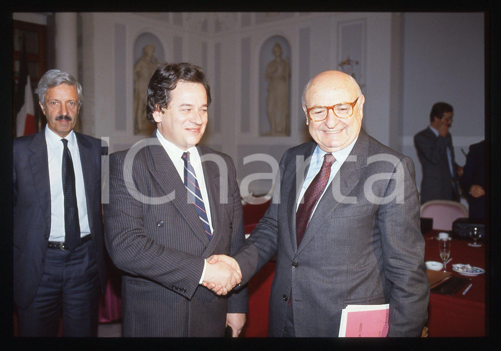 35mm vintage slide* 1991 ROMA Vito LATTANZIO Dariusz LEDWOROWSKI - Ritratto (1)  Diapositiva d'epoca, in formato 35 mm.Nella diapositiva compaiono il ministro italiano per il Commercio Estero Vito Lattanzio e il ministro polacco per la Cooperazione Economica con i Paesi Stranieri, Dariusz Ledworowski, in occasione degli accordi commerciali siglati a Roma nel novembre 1991. CONDIZIONI: GOOD  Tutti i diritti riservati.E' severamente vietata la riproduzione. ICharta mette in vendita, sul negozio eBay e in esclusiva sul sito "icharta" il proprio archivio composto da numerose diapositive e negativi fotografici d'epoca, tutti originali e autentici, che attraversano la storia del costume italiano tra gli la fine degli anni Sessanta e Novanta.Si tratta di uno sguardo inedito sull'attualit&agrave;, la politica, la vita quotidiana, il gossip e la cultura, che fotografa il cambiamento della nazione in quest'ultimo scorcio del XX secolo. Un'occasione unica per il mercato del collezionismo, che vede finalmente disponibile un archivio eccezionale per vastit&agrave;, tematiche e condizioni, in un settore (il negativo fotografico e la diapositiva) di assoluta novit&agrave; e dalle interessanti prospettive di investimento.New layer...  originale e autentica 1