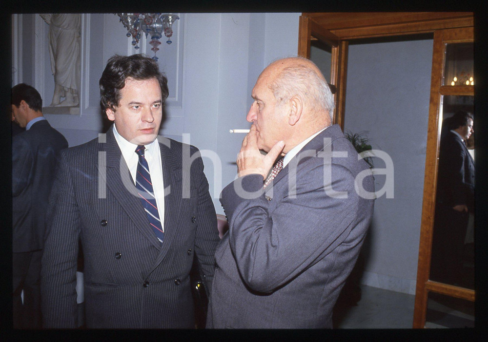 35mm vintage slide* 1991 ROMA Dariusz LEDWOROWSKI Michalek BOLESLAW Ritratto (1)  Diapositiva d'epoca, in formato 35 mm.Nella diapositiva compaiono l'ambasciatore polacco in Italia Michalek Boleslaw e il ministro polacco per la Cooperazione Economica con i Paesi Stranieri, Dariusz Ledworowski, in occasione degli accordi commerciali con il ministro italiano per il Commercio Estero Vito Lattanzio, avvenuti a Roma nel novembre 1991. CONDIZIONI: GOOD  Tutti i diritti riservati.E' severamente vietata la riproduzione. ICharta mette in vendita, sul negozio eBay e in esclusiva sul sito "icharta" il proprio archivio composto da numerose diapositive e negativi fotografici d'epoca, tutti originali e autentici, che attraversano la storia del costume italiano tra gli la fine degli anni Sessanta e Novanta.Si tratta di uno sguardo inedito sull'attualit&agrave;, la politica, la vita quotidiana, il gossip e la cultura, che fotografa il cambiamento della nazione in quest'ultimo scorcio del XX secolo. Un'occasione unica per il mercato del collezionismo, che vede finalmente disponibile un archivio eccezionale per vastit&agrave;, tematiche e condizioni, in un settore (il negativo fotografico e la diapositiva) di assoluta novit&agrave; e dalle interessanti prospettive di investimento.New layer...  originale e autentica 1