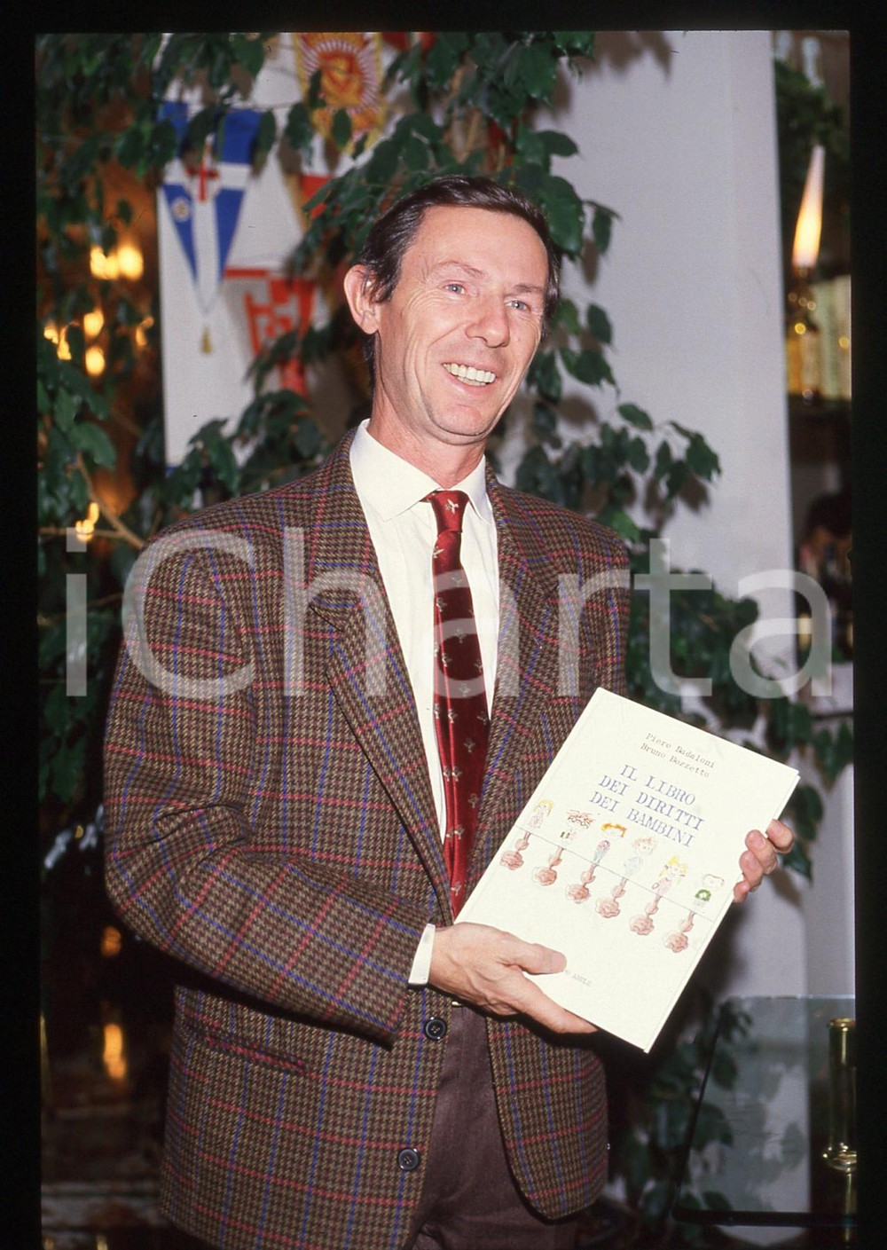 35mm vintage slide* 1987 MILANO Bruno BOZZETTO alla TERRAZZA MARTINI Ritratto *1  Diapositiva d'epoca, in formato 35 mm.Nella diapositiva compare Bruno Bozzetto alla Terrazza Martini di Milano nel 1987, in occasione della presentazione de "Il libro dei diritti dei bambini", scritto con Piero Badaloni. CONDIZIONI: GOOD  Tutti i diritti riservati.E' severamente vietata la riproduzione. ICharta mette in vendita, sul negozio eBay e in esclusiva sul sito "icharta" il proprio archivio composto da numerose diapositive e negativi fotografici d'epoca, tutti originali e autentici, che attraversano la storia del costume italiano tra gli la fine degli anni Sessanta e Novanta.Si tratta di uno sguardo inedito sull'attualit&agrave;, la politica, la vita quotidiana, il gossip e la cultura, che fotografa il cambiamento della nazione in quest'ultimo scorcio del XX secolo. Un'occasione unica per il mercato del collezionismo, che vede finalmente disponibile un archivio eccezionale per vastit&agrave;, tematiche e condizioni, in un settore (il negativo fotografico e la diapositiva) di assoluta novit&agrave; e dalle interessanti prospettive di investimento.New layer...  originale e autentica 1