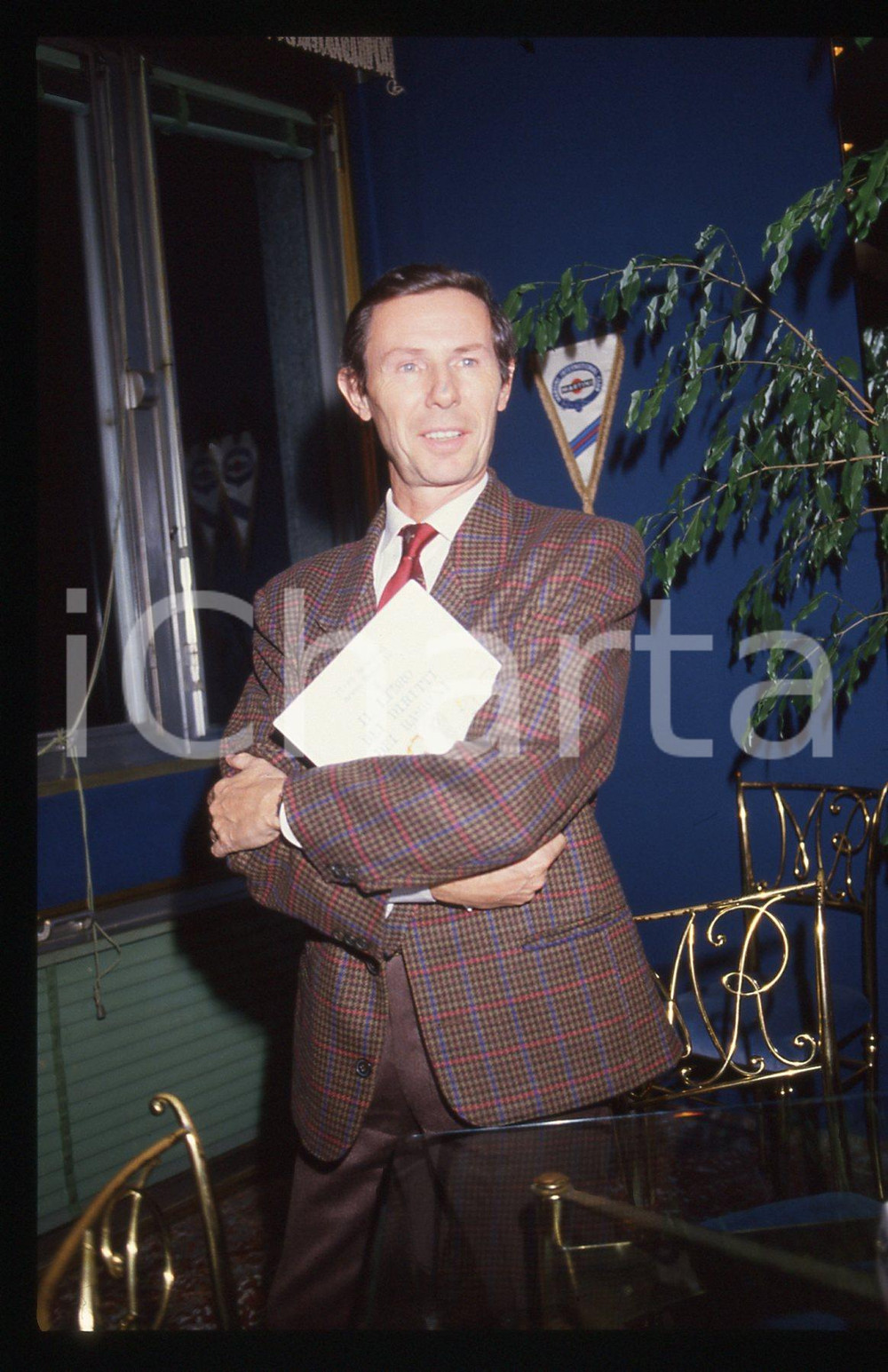 35mm vintage slide* 1987 MILANO Bruno BOZZETTO alla TERRAZZA MARTINI Ritratto *2  Diapositiva d'epoca, in formato 35 mm.Nella diapositiva compare Bruno Bozzetto alla Terrazza Martini di Milano nel 1987, in occasione della presentazione de "Il libro dei diritti dei bambini", scritto con Piero Badaloni. CONDIZIONI: GOOD  Tutti i diritti riservati.E' severamente vietata la riproduzione. ICharta mette in vendita, sul negozio eBay e in esclusiva sul sito "icharta" il proprio archivio composto da numerose diapositive e negativi fotografici d'epoca, tutti originali e autentici, che attraversano la storia del costume italiano tra gli la fine degli anni Sessanta e Novanta.Si tratta di uno sguardo inedito sull'attualit&agrave;, la politica, la vita quotidiana, il gossip e la cultura, che fotografa il cambiamento della nazione in quest'ultimo scorcio del XX secolo. Un'occasione unica per il mercato del collezionismo, che vede finalmente disponibile un archivio eccezionale per vastit&agrave;, tematiche e condizioni, in un settore (il negativo fotografico e la diapositiva) di assoluta novit&agrave; e dalle interessanti prospettive di investimento.New layer...  originale e autentica 1