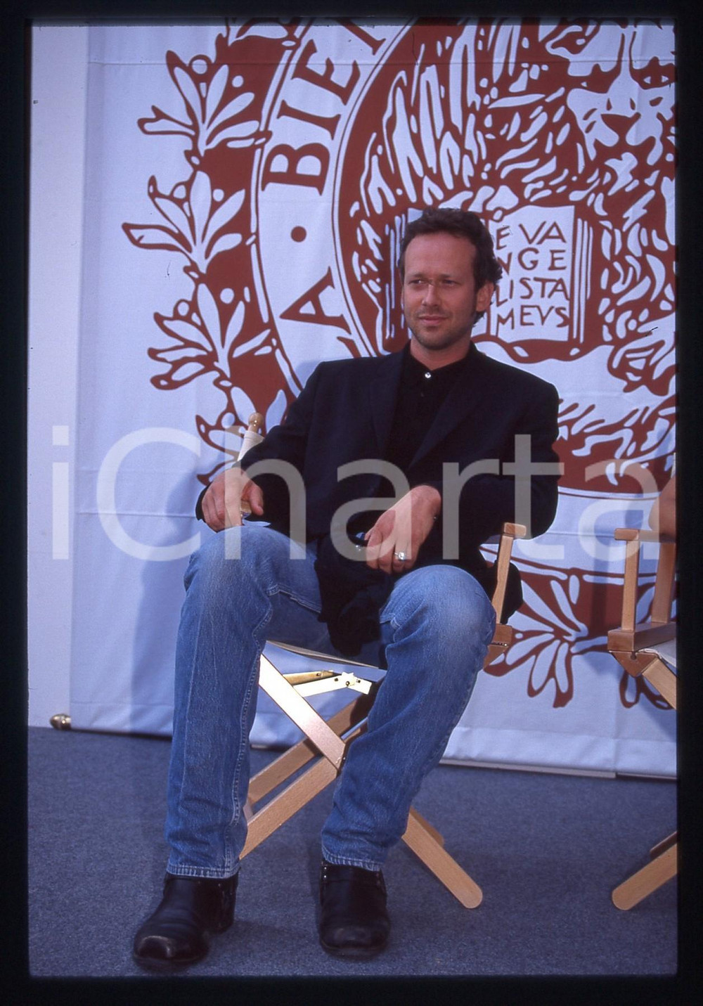 35mm vintage slide* 1994 VENEZIA Alexandre ROCKWELL alla Mostra del CINEMA (1)  Diapositiva d'epoca, in formato 35 mm. CONDIZIONI: GOOD  Tutti i diritti riservati.E' severamente vietata la riproduzione. ICharta mette in vendita, sul negozio eBay e in esclusiva sul sito "icharta" il proprio archivio composto da numerose diapositive e negativi fotografici d'epoca, tutti originali e autentici, che attraversano la storia del costume italiano tra gli la fine degli anni Sessanta e Novanta.Si tratta di uno sguardo inedito sull'attualit&agrave;, la politica, la vita quotidiana, il gossip e la cultura, che fotografa il cambiamento della nazione in quest'ultimo scorcio del XX secolo. Un'occasione unica per il mercato del collezionismo, che vede finalmente disponibile un archivio eccezionale per vastit&agrave;, tematiche e condizioni, in un settore (il negativo fotografico e la diapositiva) di assoluta novit&agrave; e dalle interessanti prospettive di investimento.New layer...  originale e autentica 1