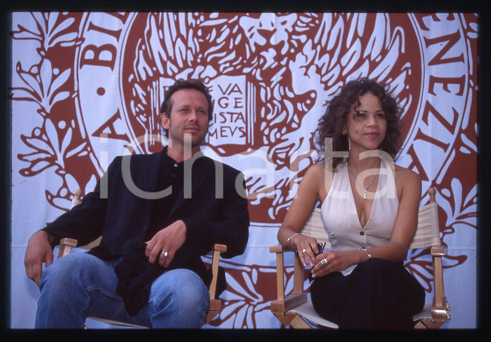35mm vintage slide* 1994 VENEZIA Alexandre ROCKWELL Rosie PEREZ - Ritratto (2)  Diapositiva d'epoca, in formato 35 mm. CONDIZIONI: GOOD  Tutti i diritti riservati.E' severamente vietata la riproduzione. ICharta mette in vendita, sul negozio eBay e in esclusiva sul sito "icharta" il proprio archivio composto da numerose diapositive e negativi fotografici d'epoca, tutti originali e autentici, che attraversano la storia del costume italiano tra gli la fine degli anni Sessanta e Novanta.Si tratta di uno sguardo inedito sull'attualit&agrave;, la politica, la vita quotidiana, il gossip e la cultura, che fotografa il cambiamento della nazione in quest'ultimo scorcio del XX secolo. Un'occasione unica per il mercato del collezionismo, che vede finalmente disponibile un archivio eccezionale per vastit&agrave;, tematiche e condizioni, in un settore (il negativo fotografico e la diapositiva) di assoluta novit&agrave; e dalle interessanti prospettive di investimento.New layer...  originale e autentica 1