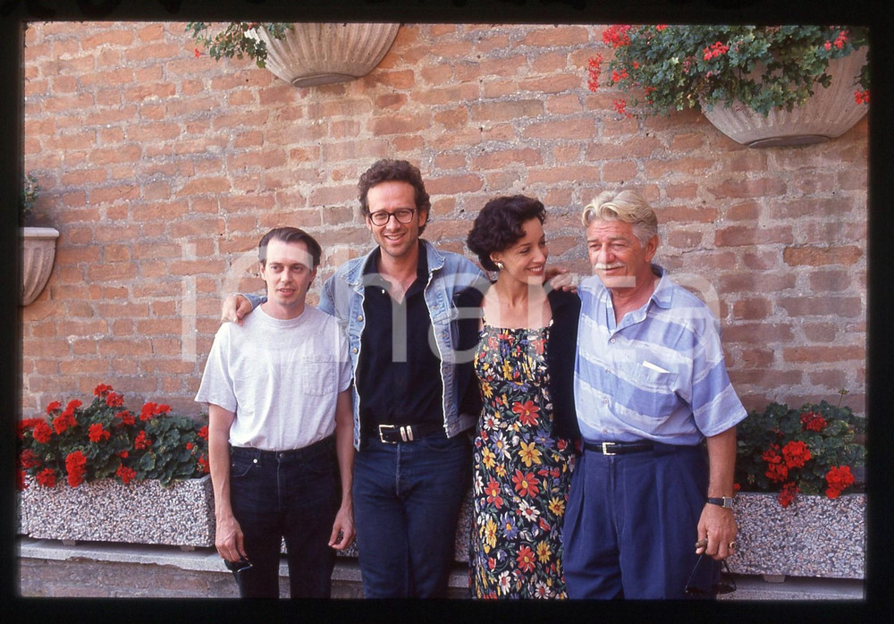 35mm vintage slide* 1992 VENEZIA Steve BUSCEMI Seymour CASSEL Jennifer BEALS (1)  Diapositiva d'epoca, in formato 35 mm. Nella diapositiva compaiono Steve Buscemi, Seymour Cassel, Jennifer Beals e Alexandre Rockwell.CONDIZIONI: GOOD  Tutti i diritti riservati.E' severamente vietata la riproduzione. ICharta mette in vendita, sul negozio eBay e in esclusiva sul sito "icharta" il proprio archivio composto da numerose diapositive e negativi fotografici d'epoca, tutti originali e autentici, che attraversano la storia del costume italiano tra gli la fine degli anni Sessanta e Novanta.Si tratta di uno sguardo inedito sull'attualit&agrave;, la politica, la vita quotidiana, il gossip e la cultura, che fotografa il cambiamento della nazione in quest'ultimo scorcio del XX secolo. Un'occasione unica per il mercato del collezionismo, che vede finalmente disponibile un archivio eccezionale per vastit&agrave;, tematiche e condizioni, in un settore (il negativo fotografico e la diapositiva) di assoluta novit&agrave; e dalle interessanti prospettive di investimento.New layer...  originale e autentica 1